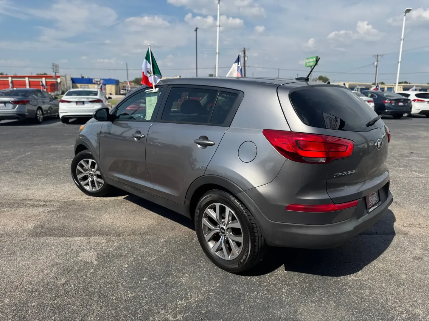 2016 Kia Sportage LX FWD (KNDPB3AC2G7) with an 2.4L V6 DOHC 24V engine, 6-Speed Automatic transmission, located at 10740 Forest Lane, Dallas, TX, 75243, (972) 272-7300, 32.908588, -96.701813 - ### Discover Your Next Adventure with the 2016 Kia Sportage at Traditional Autos!<br /> <br /> Whether you're navigating the bustling streets of Dallas or embarking on a weekend escape to nearby attractions, the 2016 Kia Sportage offers the perfect blend of style, comfort, and versatility. This spor - Photo#3