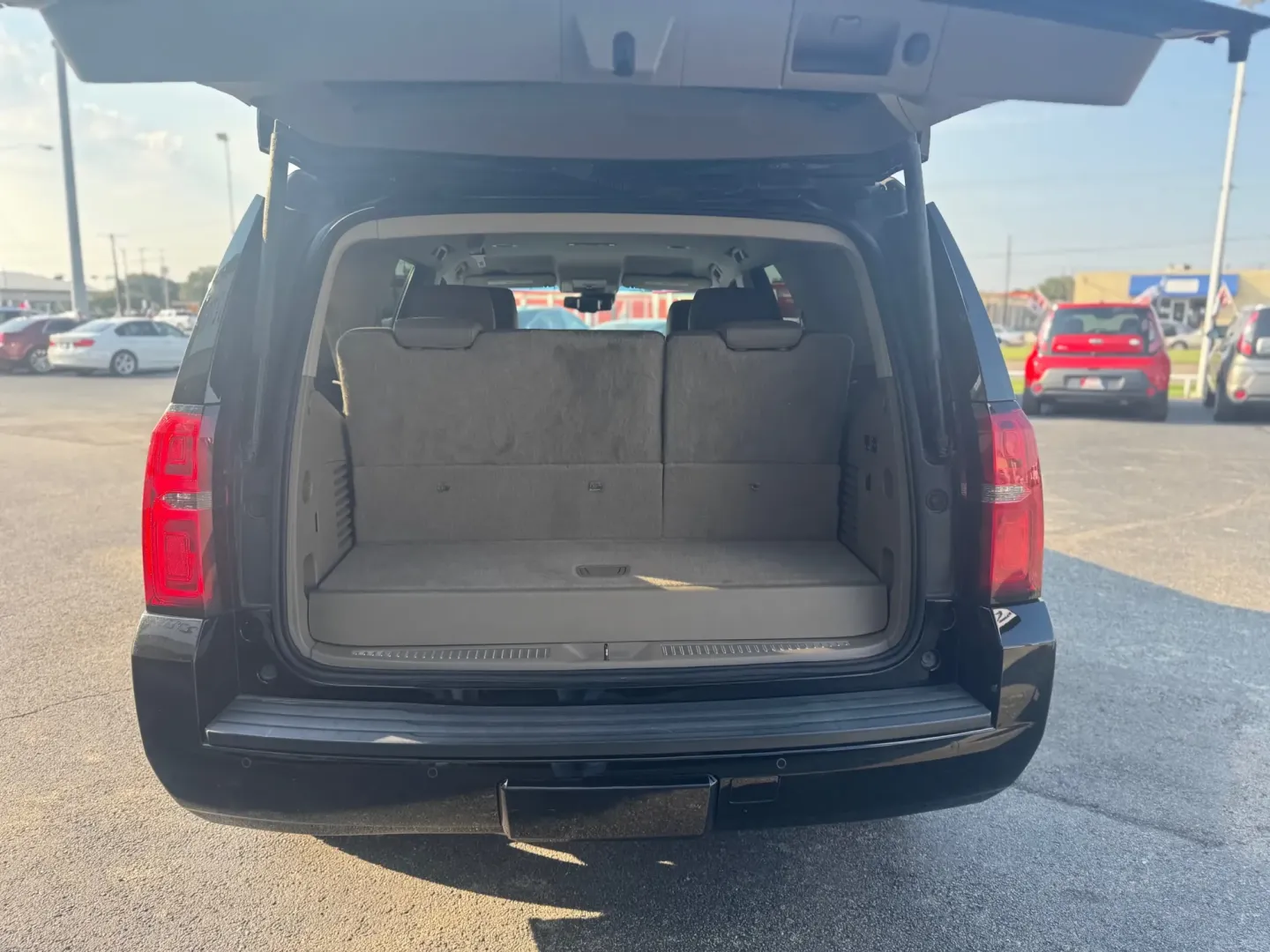 2015 Chevrolet Tahoe LT 2WD (1GNSCBKC6FR) with an 5.3L V8 OHV 16V engine, 6-Speed Automatic transmission, located at 10740 Forest Lane, Dallas, TX, 75243, (972) 272-7300, 32.908588, -96.701813 - **Embark on Your Next Adventure with This 2015 Chevrolet Tahoe SUV!**<br /> <br /> Are you ready to take your family on unforgettable road trips or tackle weekend adventures with ease? Look no further than this stunning 2015 Chevrolet Tahoe, available now at **Traditional Autos**, your premier pre-o - Photo#4