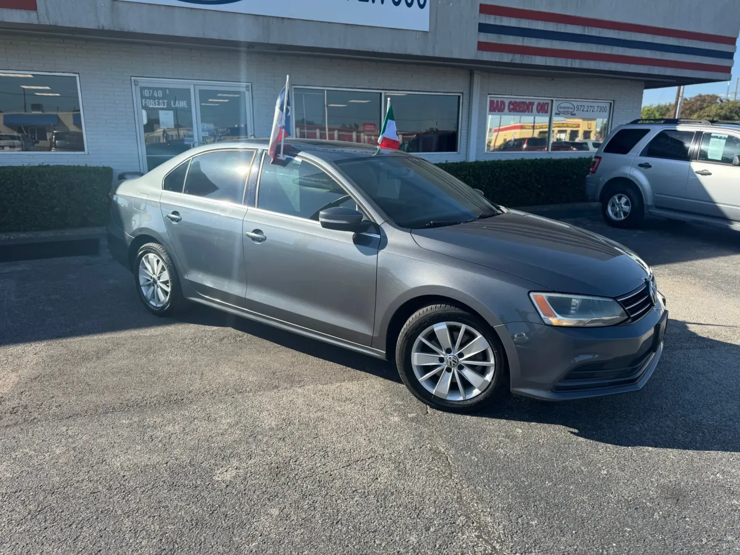 2016 Volkswagen Jetta SE 6A (3VWD67AJ3GM) with an 1.4L L4 DOHC 20V engine, 6A transmission, located at 10740 Forest Lane, Dallas, TX, 75243, (972) 272-7300, 32.908588, -96.701813 - Are you searching for a reliable vehicle that perfectly balances style, comfort, and affordability? Look no further than this stunning 2016 Volkswagen Jetta, now available at Traditional Autos, your trusted pre-owned dealership located at 10740 Forest Lane, Dallas, TX 75243. Situated in a vibrant ci - Photo#1