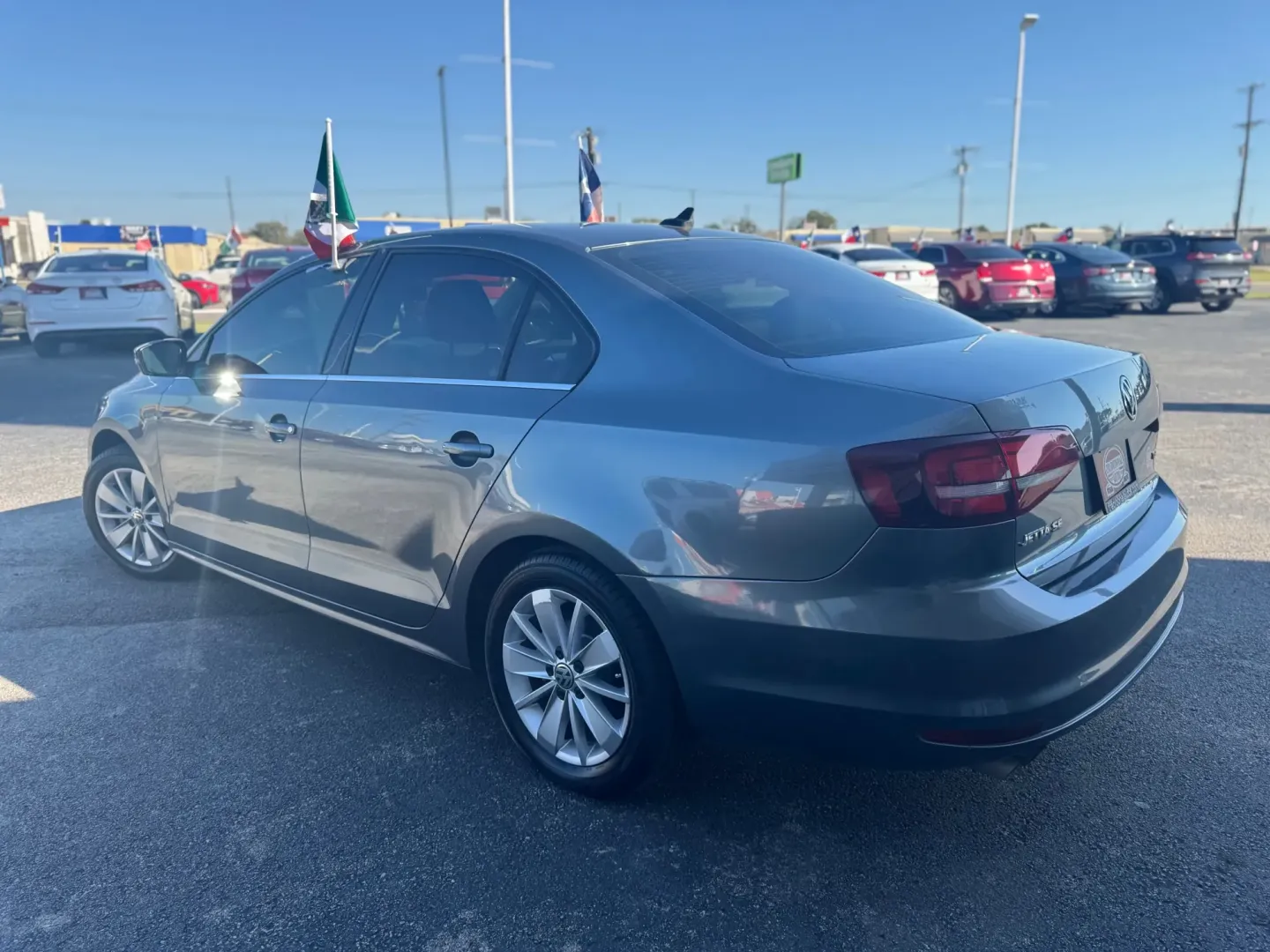 2016 Volkswagen Jetta SE 6A (3VWD67AJ3GM) with an 1.4L L4 DOHC 20V engine, 6A transmission, located at 10740 Forest Lane, Dallas, TX, 75243, (972) 272-7300, 32.908588, -96.701813 - Are you searching for a reliable vehicle that perfectly balances style, comfort, and affordability? Look no further than this stunning 2016 Volkswagen Jetta, now available at Traditional Autos, your trusted pre-owned dealership located at 10740 Forest Lane, Dallas, TX 75243. Situated in a vibrant ci - Photo#3