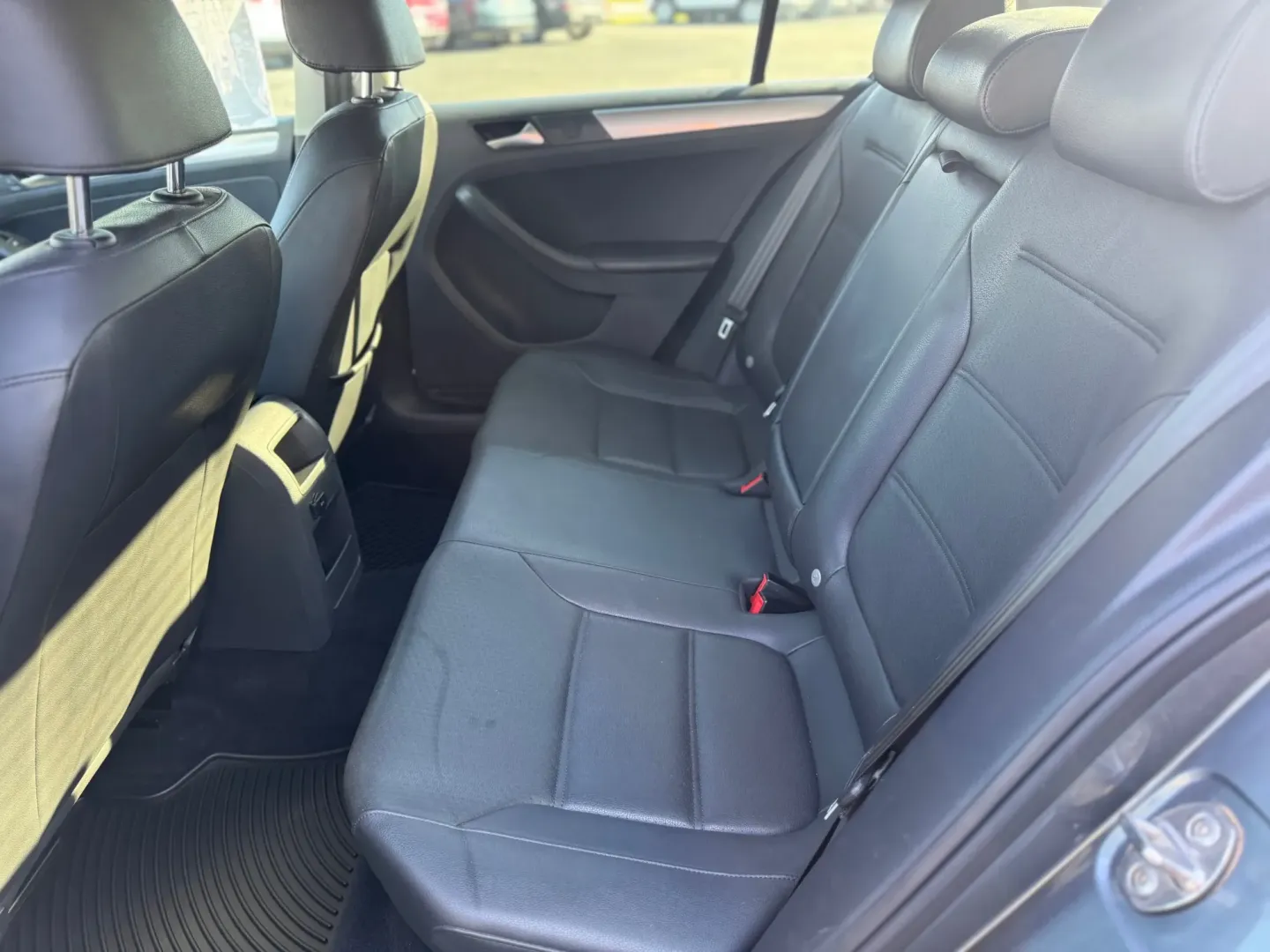 2016 Volkswagen Jetta SE 6A (3VWD67AJ3GM) with an 1.4L L4 DOHC 20V engine, 6A transmission, located at 10740 Forest Lane, Dallas, TX, 75243, (972) 272-7300, 32.908588, -96.701813 - Are you searching for a reliable vehicle that perfectly balances style, comfort, and affordability? Look no further than this stunning 2016 Volkswagen Jetta, now available at Traditional Autos, your trusted pre-owned dealership located at 10740 Forest Lane, Dallas, TX 75243. Situated in a vibrant ci - Photo#4