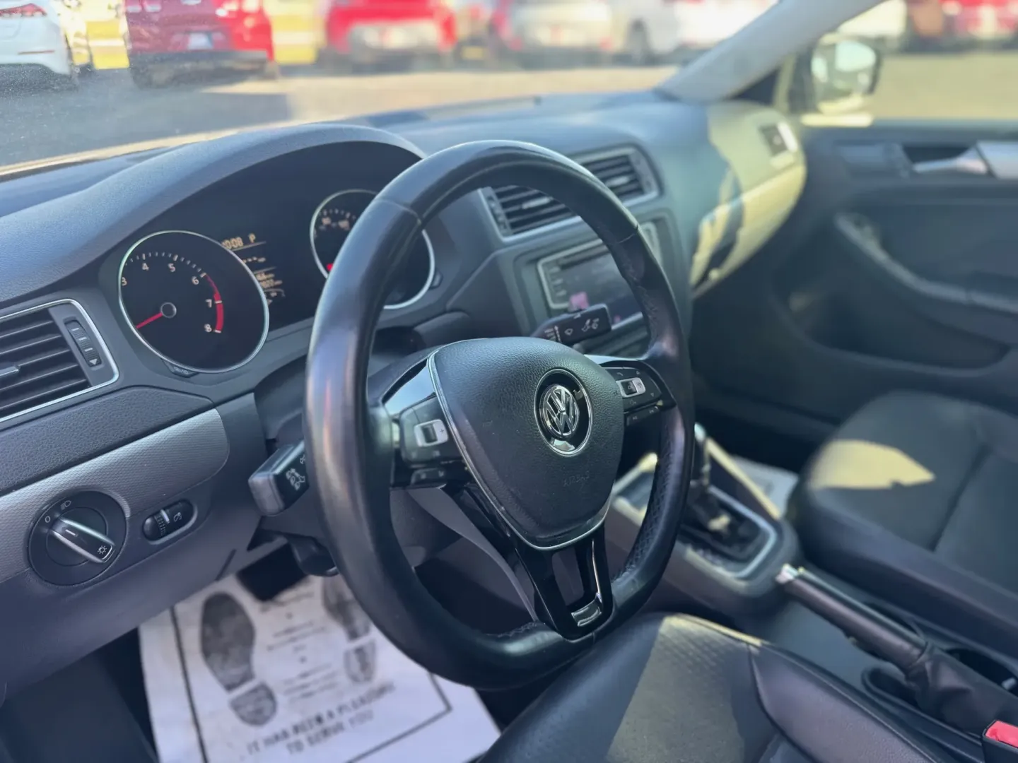2016 Volkswagen Jetta SE 6A (3VWD67AJ3GM) with an 1.4L L4 DOHC 20V engine, 6A transmission, located at 10740 Forest Lane, Dallas, TX, 75243, (972) 272-7300, 32.908588, -96.701813 - Are you searching for a reliable vehicle that perfectly balances style, comfort, and affordability? Look no further than this stunning 2016 Volkswagen Jetta, now available at Traditional Autos, your trusted pre-owned dealership located at 10740 Forest Lane, Dallas, TX 75243. Situated in a vibrant ci - Photo#6