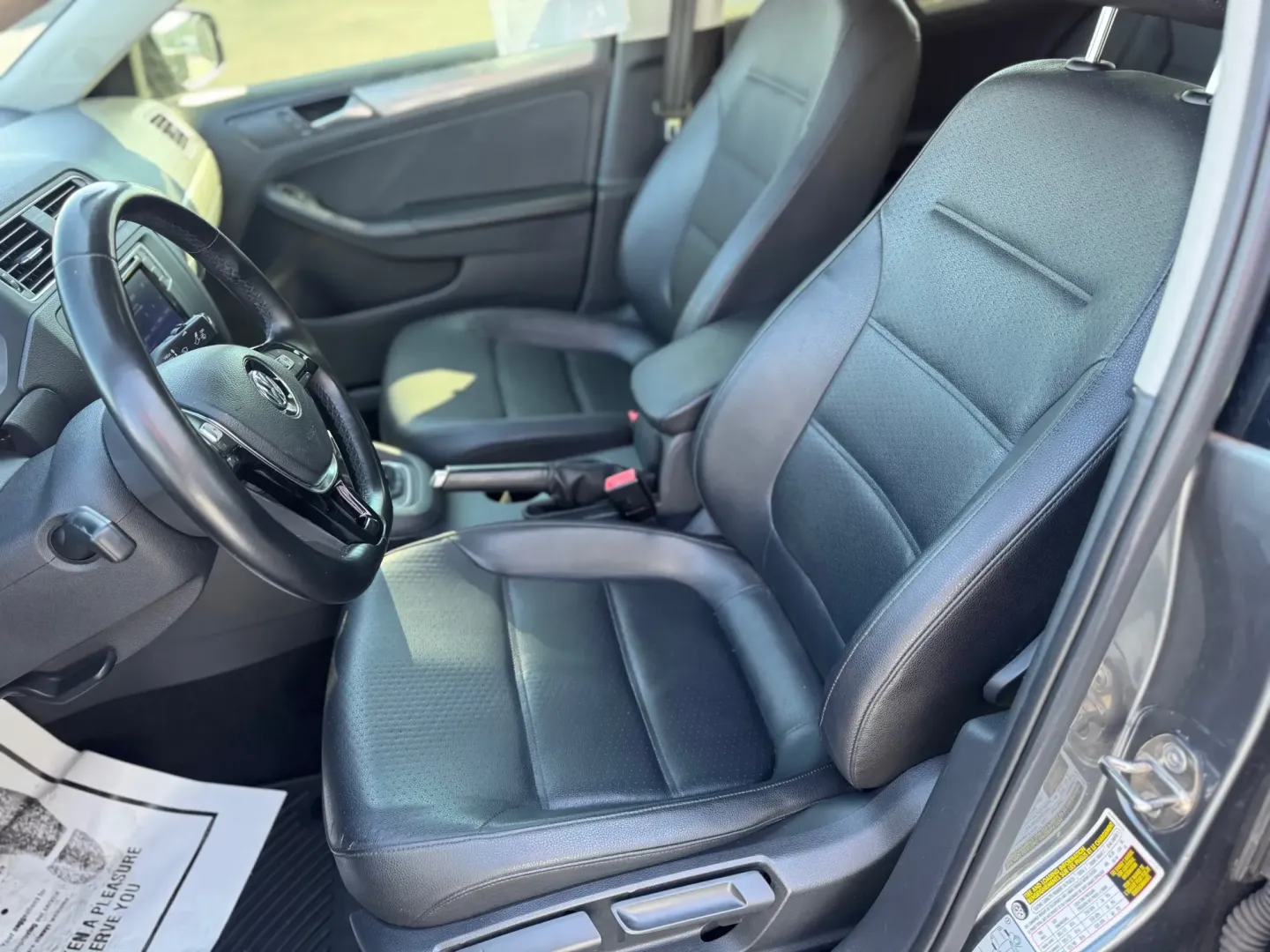 2016 Volkswagen Jetta SE 6A (3VWD67AJ3GM) with an 1.4L L4 DOHC 20V engine, 6A transmission, located at 10740 Forest Lane, Dallas, TX, 75243, (972) 272-7300, 32.908588, -96.701813 - Are you searching for a reliable vehicle that perfectly balances style, comfort, and affordability? Look no further than this stunning 2016 Volkswagen Jetta, now available at Traditional Autos, your trusted pre-owned dealership located at 10740 Forest Lane, Dallas, TX 75243. Situated in a vibrant ci - Photo#7