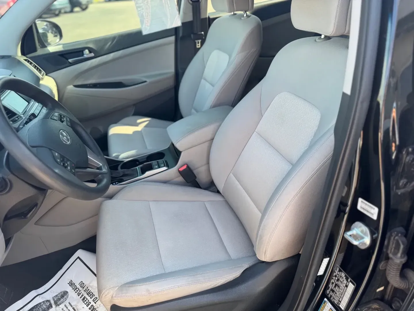 2017 Hyundai Tucson SE w/Preferred Package (KM8J33A42HU) with an 2.0L L4 DOHC 16V engine, 6A transmission, located at 10740 Forest Lane, Dallas, TX, 75243, (972) 272-7300, 32.908588, -96.701813 - Looking for an adventure-ready SUV that seamlessly fits into your busy lifestyle? Look no further than this impressive 2017 Hyundai Tucson, available now at Traditional Autos, your premier pre-owned vehicle dealer in Dallas, TX. Whether you're navigating city streets or heading out for a weekend adv - Photo#9