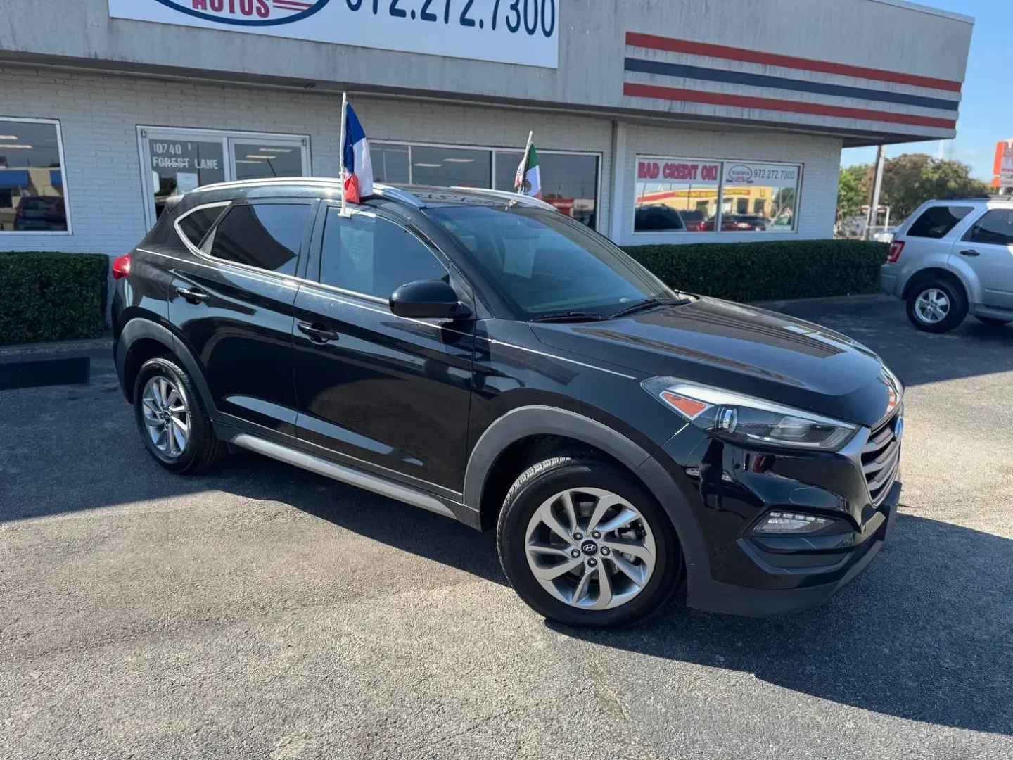 2017 Hyundai Tucson SE w/Preferred Package (KM8J33A42HU) with an 2.0L L4 DOHC 16V engine, 6A transmission, located at 10740 Forest Lane, Dallas, TX, 75243, (972) 272-7300, 32.908588, -96.701813 - Looking for an adventure-ready SUV that seamlessly fits into your busy lifestyle? Look no further than this impressive 2017 Hyundai Tucson, available now at Traditional Autos, your premier pre-owned vehicle dealer in Dallas, TX. Whether you're navigating city streets or heading out for a weekend adv - Photo#1
