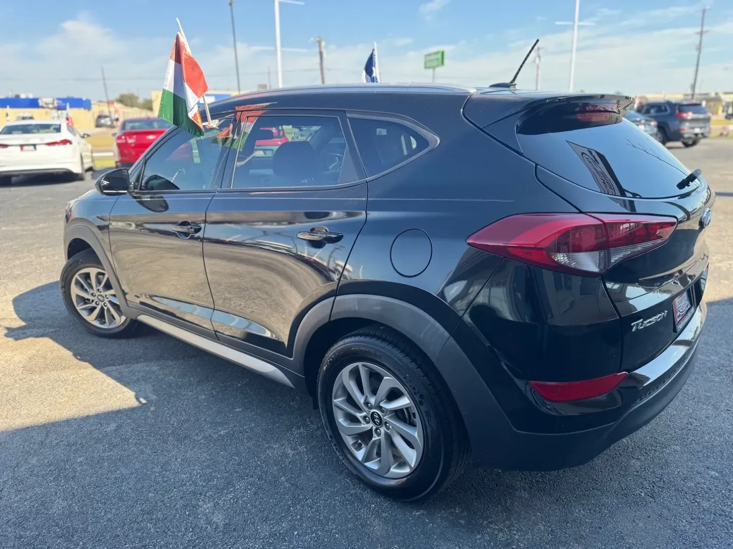 2017 Hyundai Tucson SE w/Preferred Package (KM8J33A42HU) with an 2.0L L4 DOHC 16V engine, 6A transmission, located at 10740 Forest Lane, Dallas, TX, 75243, (972) 272-7300, 32.908588, -96.701813 - Looking for an adventure-ready SUV that seamlessly fits into your busy lifestyle? Look no further than this impressive 2017 Hyundai Tucson, available now at Traditional Autos, your premier pre-owned vehicle dealer in Dallas, TX. Whether you're navigating city streets or heading out for a weekend adv - Photo#5