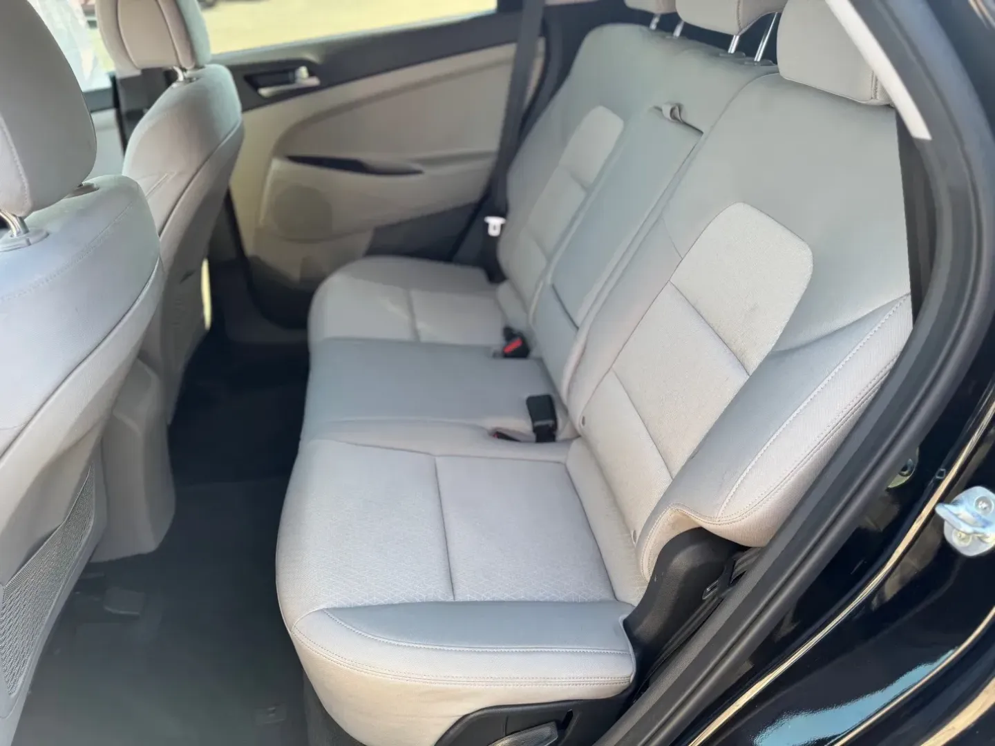 2017 Hyundai Tucson SE w/Preferred Package (KM8J33A42HU) with an 2.0L L4 DOHC 16V engine, 6A transmission, located at 10740 Forest Lane, Dallas, TX, 75243, (972) 272-7300, 32.908588, -96.701813 - Looking for an adventure-ready SUV that seamlessly fits into your busy lifestyle? Look no further than this impressive 2017 Hyundai Tucson, available now at Traditional Autos, your premier pre-owned vehicle dealer in Dallas, TX. Whether you're navigating city streets or heading out for a weekend adv - Photo#6