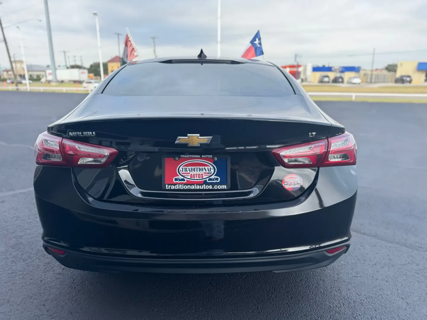 2020 Chevrolet Malibu LT (1G1ZD5ST3LF) with an 1.5L L4 DOHC 16V engine, 6A transmission, located at 10740 Forest Lane, Dallas, TX, 75243, (972) 272-7300, 32.908588, -96.701813 - Are you ready to elevate your daily driving experience? The 2020 Chevrolet Malibu, available now at Traditional Autos in Dallas, TX, is the perfect match for those seeking a blend of style, comfort, and reliability. Whether you're commuting to work, running errands around the city, or planning a wee - Photo#3