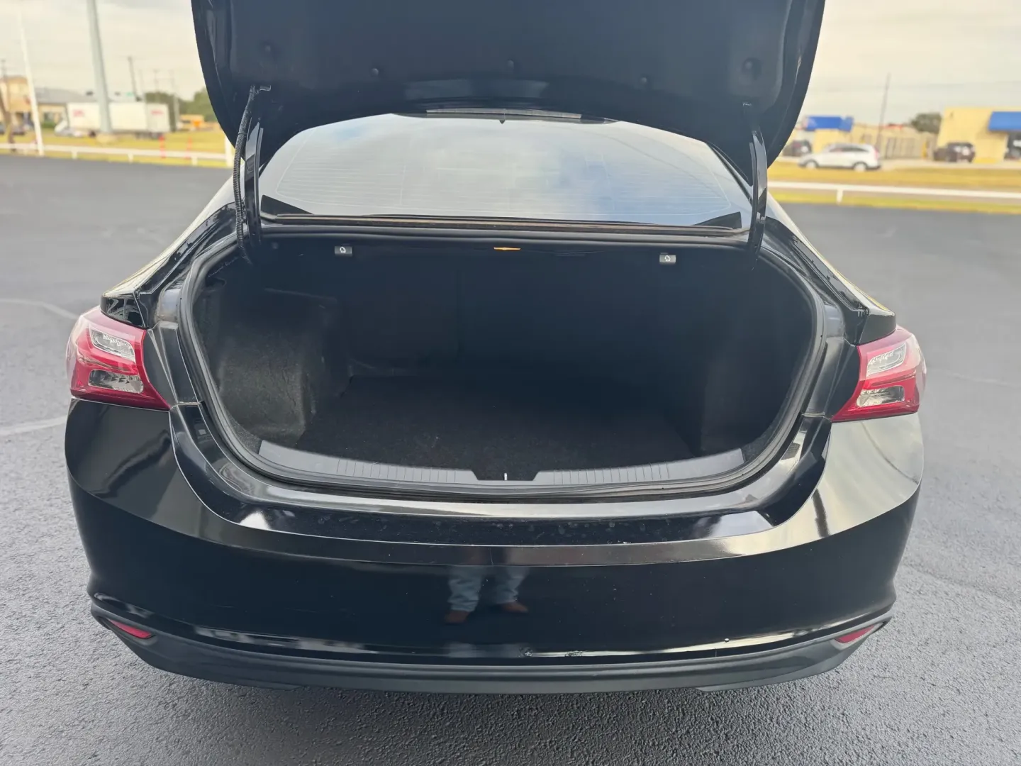 2020 Chevrolet Malibu LT (1G1ZD5ST3LF) with an 1.5L L4 DOHC 16V engine, 6A transmission, located at 10740 Forest Lane, Dallas, TX, 75243, (972) 272-7300, 32.908588, -96.701813 - Are you ready to elevate your daily driving experience? The 2020 Chevrolet Malibu, available now at Traditional Autos in Dallas, TX, is the perfect match for those seeking a blend of style, comfort, and reliability. Whether you're commuting to work, running errands around the city, or planning a wee - Photo#4