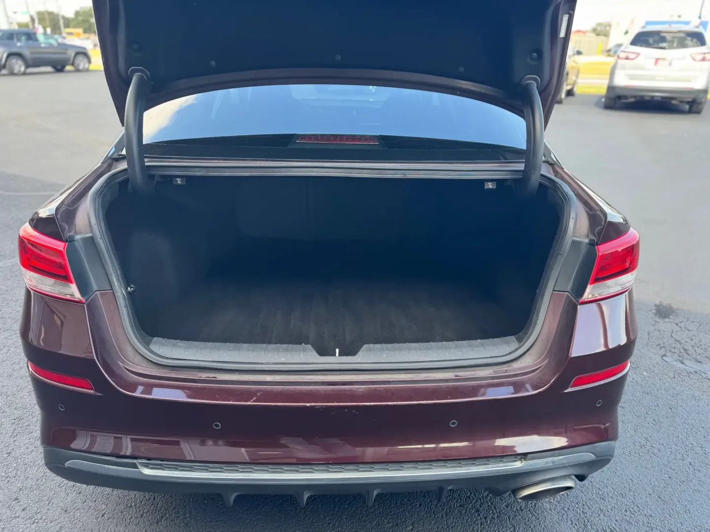 2019 Kia Optima LX (5XXGT4L34KG) with an 2.4L L4 DOHC 16V engine, 6A transmission, located at 10740 Forest Lane, Dallas, TX, 75243, (972) 272-7300, 32.908588, -96.701813 - ### Elevate Your Daily Commute with This 2019 Kia Optima at Traditional Autos!<br /> <br /> Are you in search of a reliable vehicle that fits seamlessly into your daily routine while also providing a touch of style? The 2019 Kia Optima positioned at Traditional Autos is your answer! This sedan isn't - Photo#3