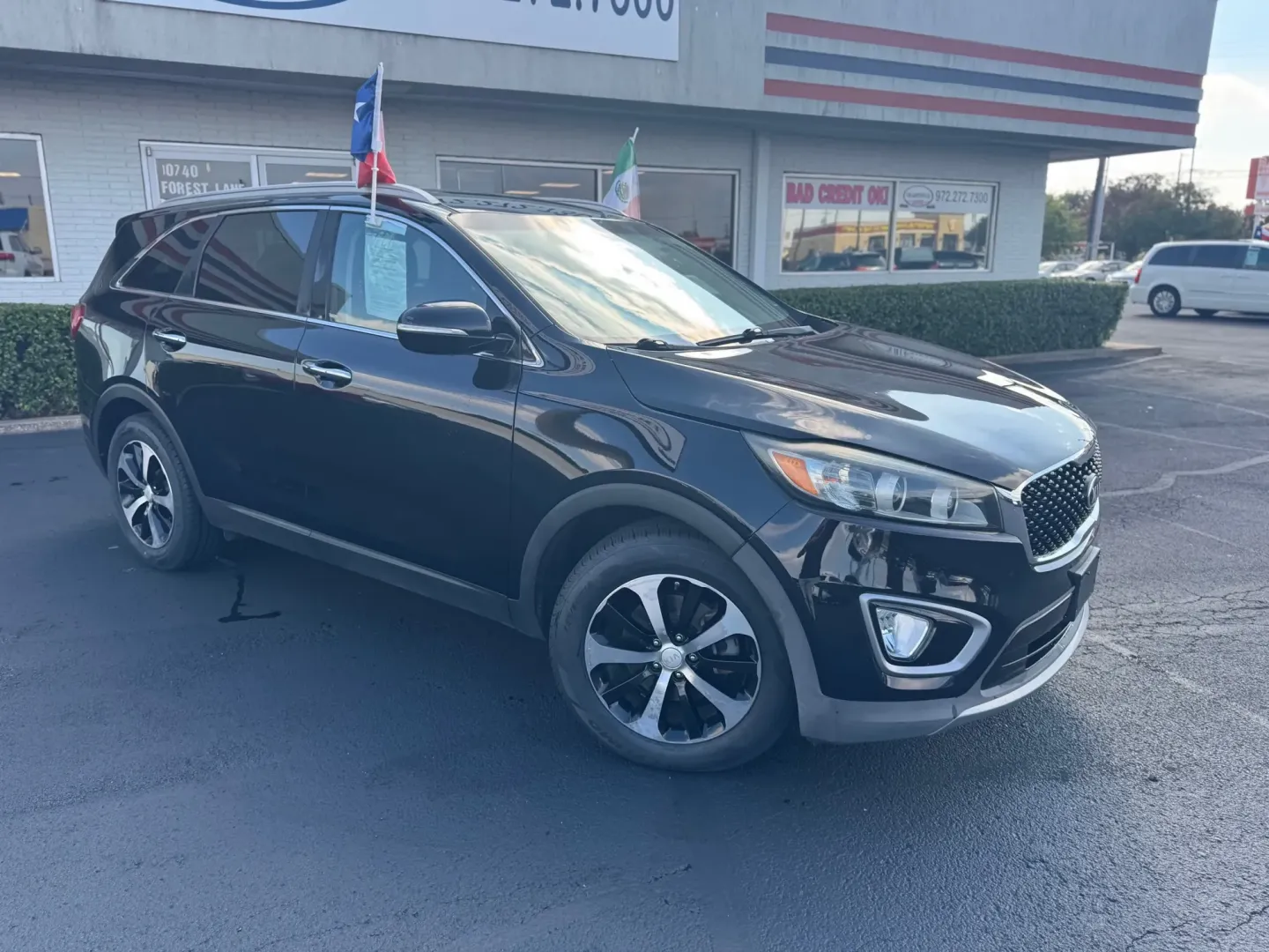 2017 Kia Sorento EX V6 2WD (5XYPH4A58HG) with an 3.3L V6 DOHC 24V engine, 6A transmission, located at 10740 Forest Lane, Dallas, TX, 75243, (972) 272-7300, 32.908588, -96.701813 - Elevate your adventures with this stunning 2017 Kia Sorento, a perfect companion for growing families, weekend road warriors, or anyone looking to thrive on the go! With its spacious interior, advanced safety features, and remarkable performance, this SUV ensures comfort and convenience on every jou - Photo#1