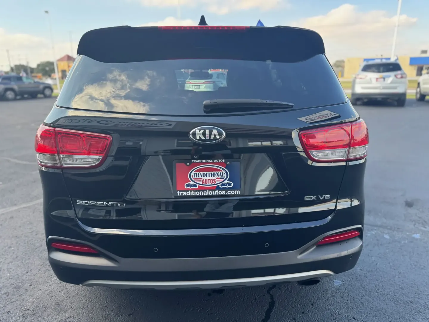 2017 Kia Sorento EX V6 2WD (5XYPH4A58HG) with an 3.3L V6 DOHC 24V engine, 6A transmission, located at 10740 Forest Lane, Dallas, TX, 75243, (972) 272-7300, 32.908588, -96.701813 - Elevate your adventures with this stunning 2017 Kia Sorento, a perfect companion for growing families, weekend road warriors, or anyone looking to thrive on the go! With its spacious interior, advanced safety features, and remarkable performance, this SUV ensures comfort and convenience on every jou - Photo#3
