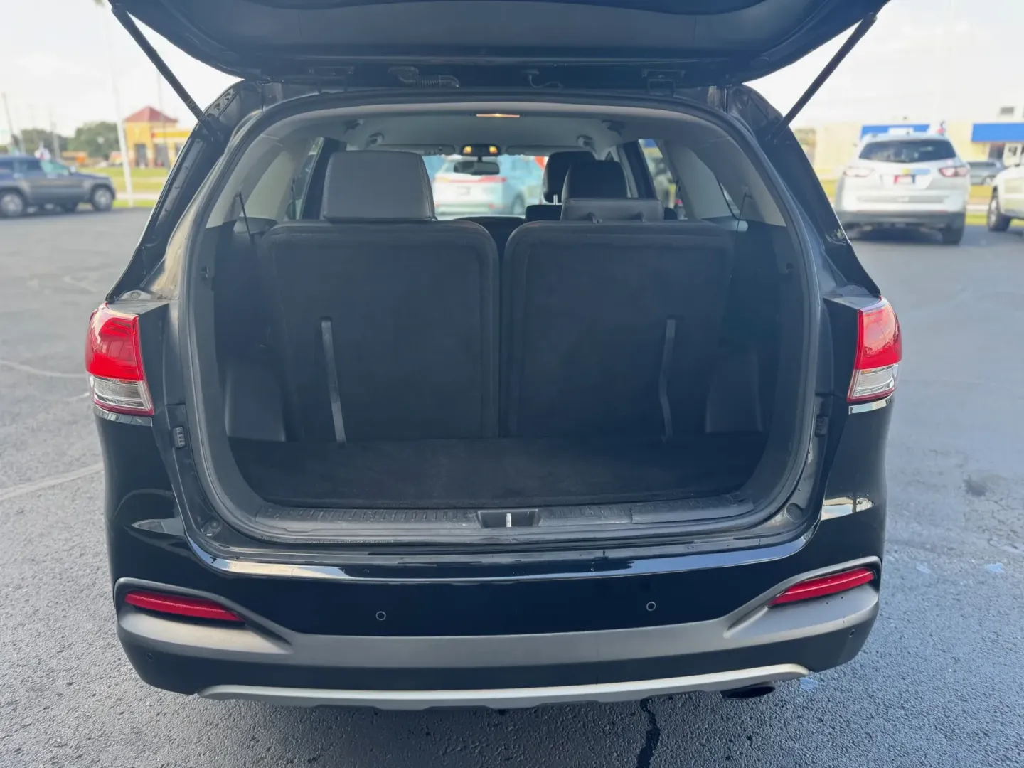 2017 Kia Sorento EX V6 2WD (5XYPH4A58HG) with an 3.3L V6 DOHC 24V engine, 6A transmission, located at 10740 Forest Lane, Dallas, TX, 75243, (972) 272-7300, 32.908588, -96.701813 - Elevate your adventures with this stunning 2017 Kia Sorento, a perfect companion for growing families, weekend road warriors, or anyone looking to thrive on the go! With its spacious interior, advanced safety features, and remarkable performance, this SUV ensures comfort and convenience on every jou - Photo#4