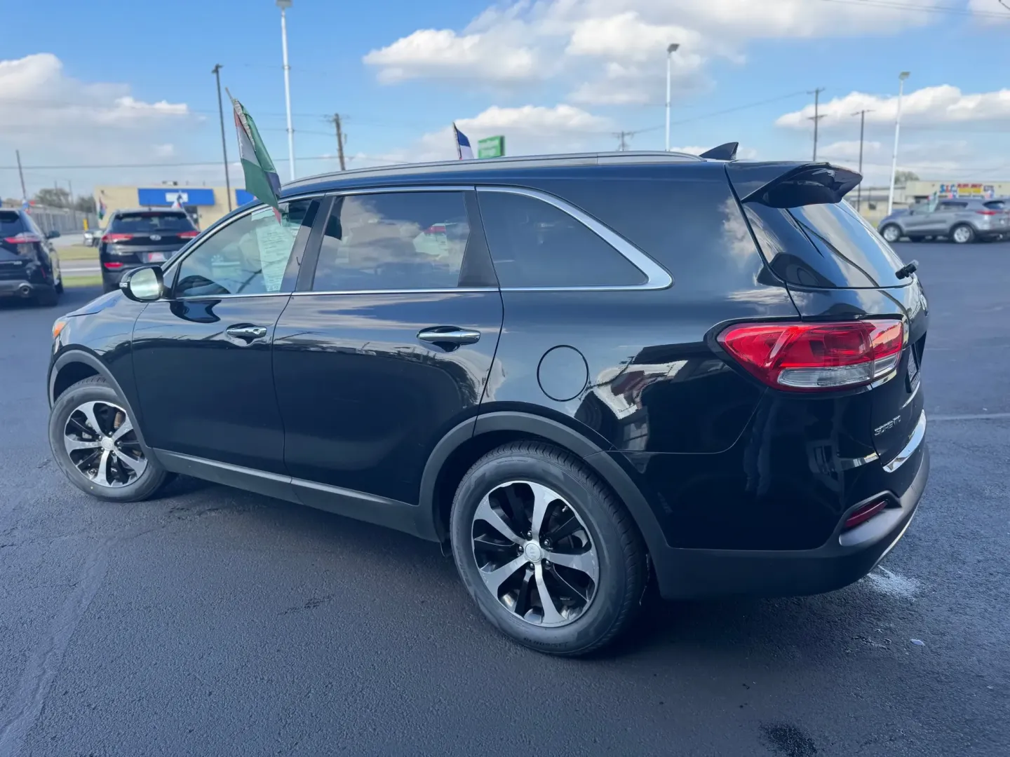 2017 Kia Sorento EX V6 2WD (5XYPH4A58HG) with an 3.3L V6 DOHC 24V engine, 6A transmission, located at 10740 Forest Lane, Dallas, TX, 75243, (972) 272-7300, 32.908588, -96.701813 - Elevate your adventures with this stunning 2017 Kia Sorento, a perfect companion for growing families, weekend road warriors, or anyone looking to thrive on the go! With its spacious interior, advanced safety features, and remarkable performance, this SUV ensures comfort and convenience on every jou - Photo#5