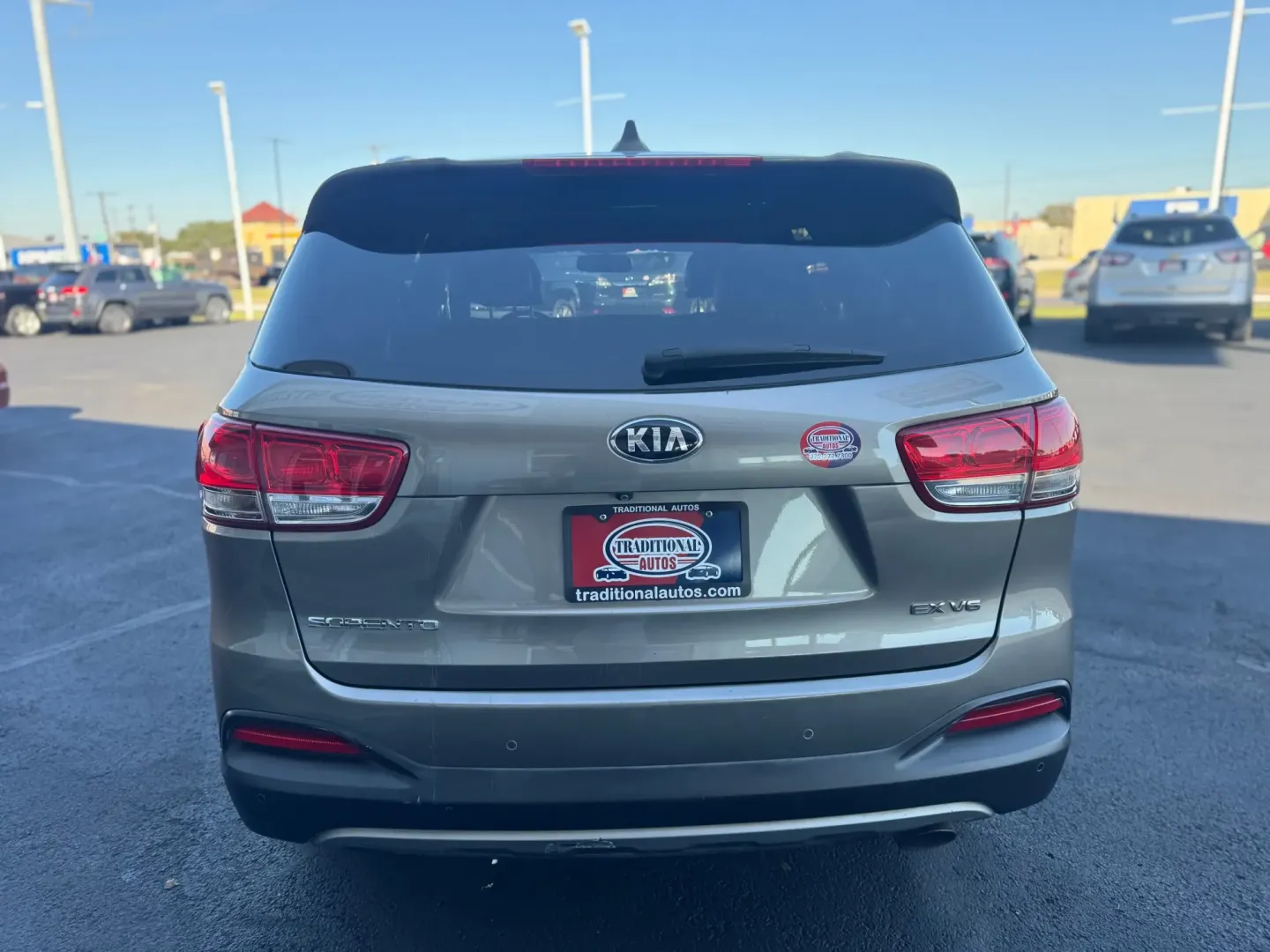 2018 Kia Sorento EX V6 2WD (5XYPH4A56JG) with an 3.3L V6 DOHC 24V engine, 6A transmission, located at 10740 Forest Lane, Dallas, TX, 75243, (972) 272-7300, 32.908588, -96.701813 - ### Adventure Awaits: Explore the 2018 Kia Sorento at Traditional Autos in Dallas, TX!<br /> <br /> Are you in the market for a versatile and spacious SUV that can handle your active lifestyle? Look no further than the **2018 Kia Sorento**, now available at **Traditional Autos**, your trusted pre-ow - Photo#2