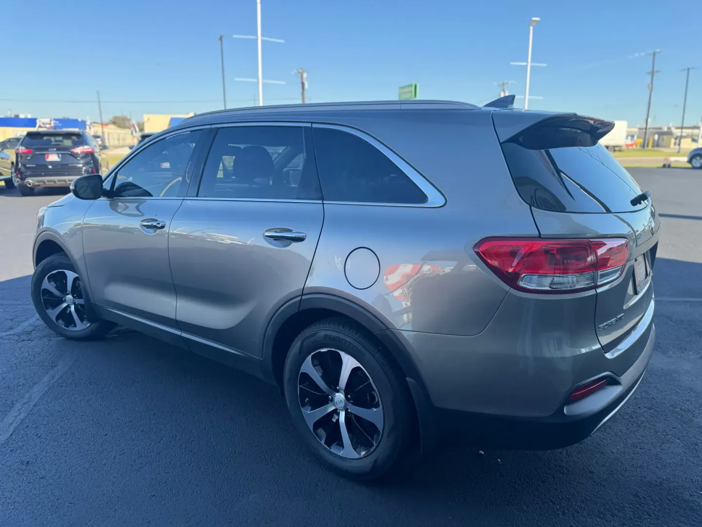 2018 Kia Sorento EX V6 2WD (5XYPH4A56JG) with an 3.3L V6 DOHC 24V engine, 6A transmission, located at 10740 Forest Lane, Dallas, TX, 75243, (972) 272-7300, 32.908588, -96.701813 - ### Adventure Awaits: Explore the 2018 Kia Sorento at Traditional Autos in Dallas, TX!<br /> <br /> Are you in the market for a versatile and spacious SUV that can handle your active lifestyle? Look no further than the **2018 Kia Sorento**, now available at **Traditional Autos**, your trusted pre-ow - Photo#4