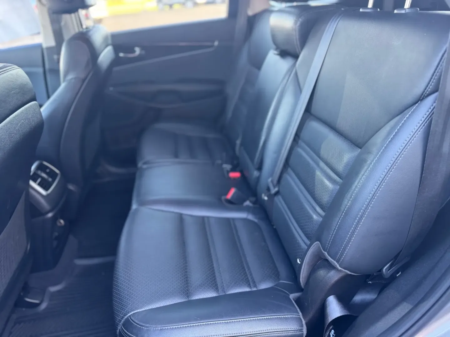 2018 Kia Sorento EX V6 2WD (5XYPH4A56JG) with an 3.3L V6 DOHC 24V engine, 6A transmission, located at 10740 Forest Lane, Dallas, TX, 75243, (972) 272-7300, 32.908588, -96.701813 - ### Adventure Awaits: Explore the 2018 Kia Sorento at Traditional Autos in Dallas, TX!<br /> <br /> Are you in the market for a versatile and spacious SUV that can handle your active lifestyle? Look no further than the **2018 Kia Sorento**, now available at **Traditional Autos**, your trusted pre-ow - Photo#5