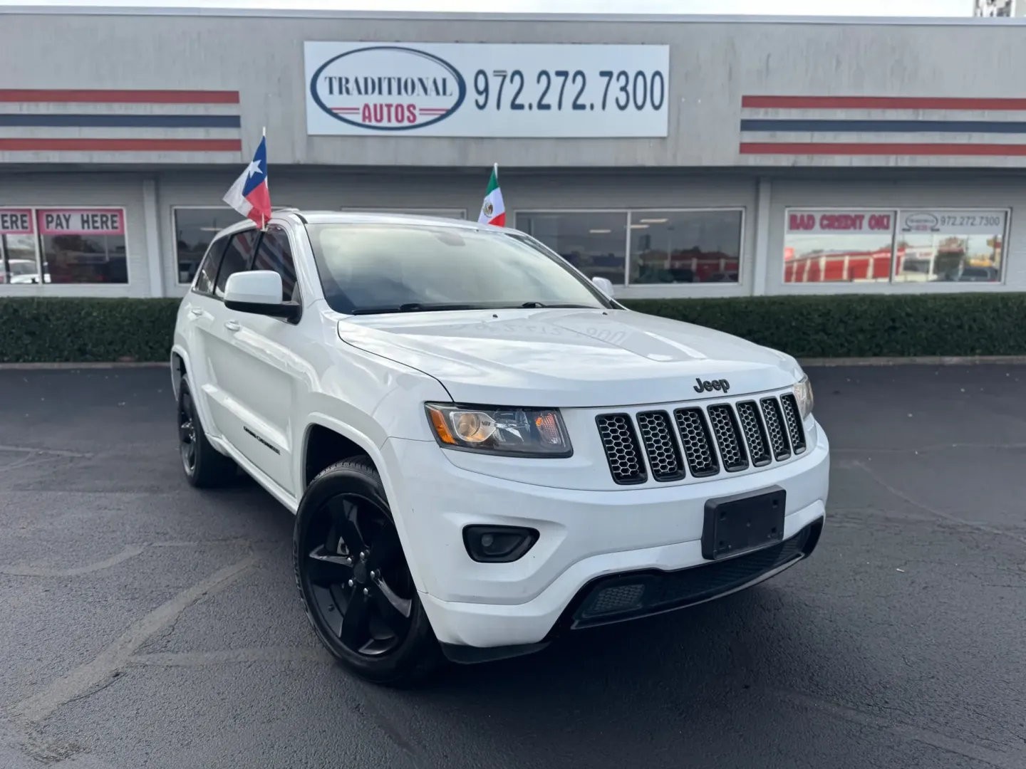 2015 Jeep Grand Cherokee Laredo 2WD (1C4RJEAG5FC) with an 3.6L V6 DOHC 24V engine, 8-Speed Automatic transmission, located at 10740 Forest Lane, Dallas, TX, 75243, (972) 272-7300, 32.908588, -96.701813 - If you're seeking an adventure-ready SUV that combines style, comfort, and versatility, look no further than this stunning 2015 Jeep Grand Cherokee, available now at Traditional Autos in Dallas, TX. With its robust 3.6L V6 engine and spacious interior, this pre-owned vehicle is perfect for families, - Photo#0