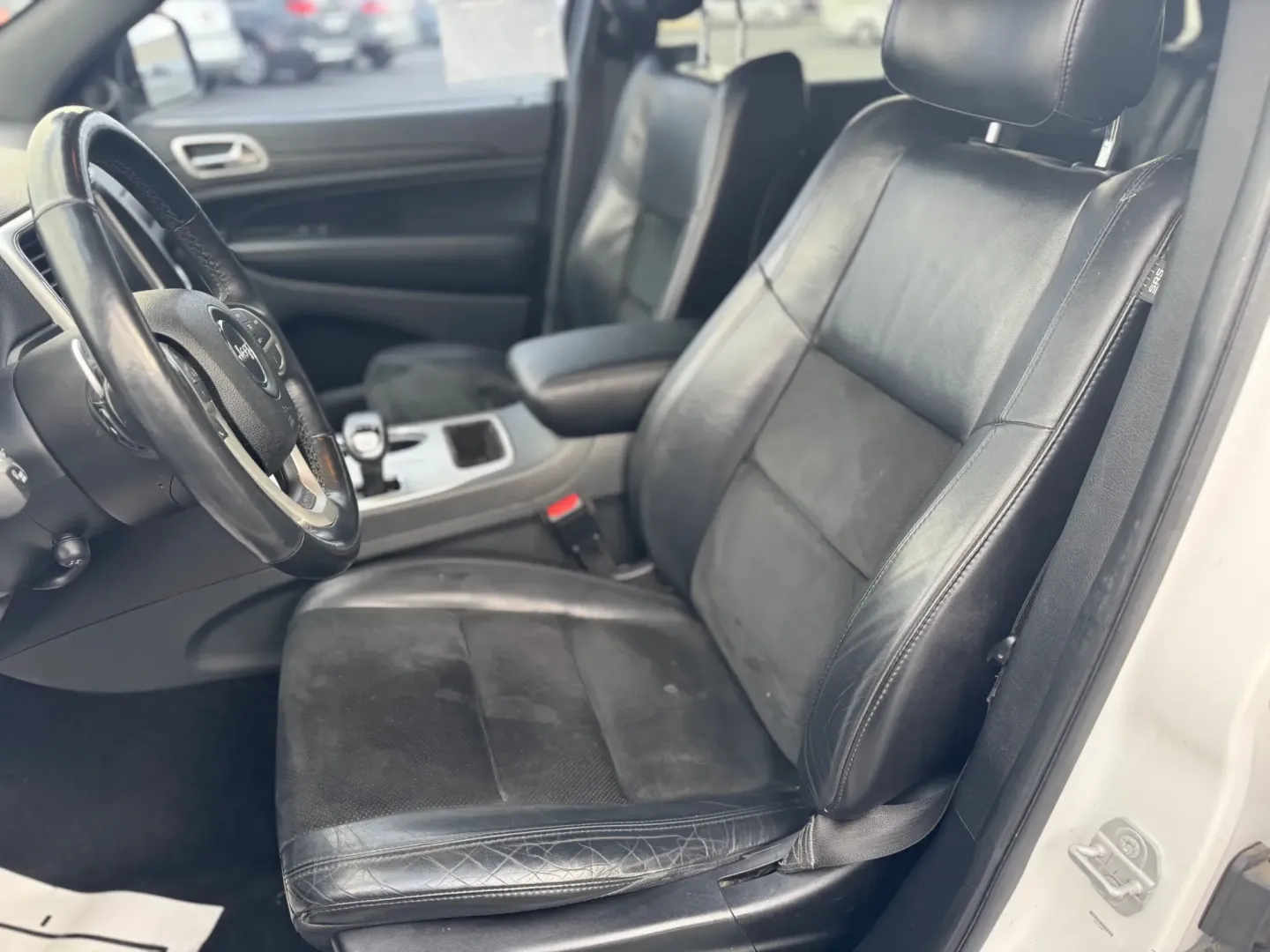 2015 Jeep Grand Cherokee Laredo 2WD (1C4RJEAG5FC) with an 3.6L V6 DOHC 24V engine, 8-Speed Automatic transmission, located at 10740 Forest Lane, Dallas, TX, 75243, (972) 272-7300, 32.908588, -96.701813 - If you're seeking an adventure-ready SUV that combines style, comfort, and versatility, look no further than this stunning 2015 Jeep Grand Cherokee, available now at Traditional Autos in Dallas, TX. With its robust 3.6L V6 engine and spacious interior, this pre-owned vehicle is perfect for families, - Photo#9