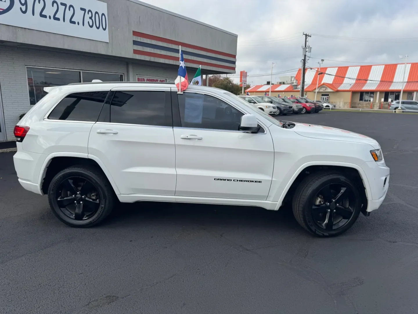 2015 Jeep Grand Cherokee Laredo 2WD (1C4RJEAG5FC) with an 3.6L V6 DOHC 24V engine, 8-Speed Automatic transmission, located at 10740 Forest Lane, Dallas, TX, 75243, (972) 272-7300, 32.908588, -96.701813 - If you're seeking an adventure-ready SUV that combines style, comfort, and versatility, look no further than this stunning 2015 Jeep Grand Cherokee, available now at Traditional Autos in Dallas, TX. With its robust 3.6L V6 engine and spacious interior, this pre-owned vehicle is perfect for families, - Photo#2