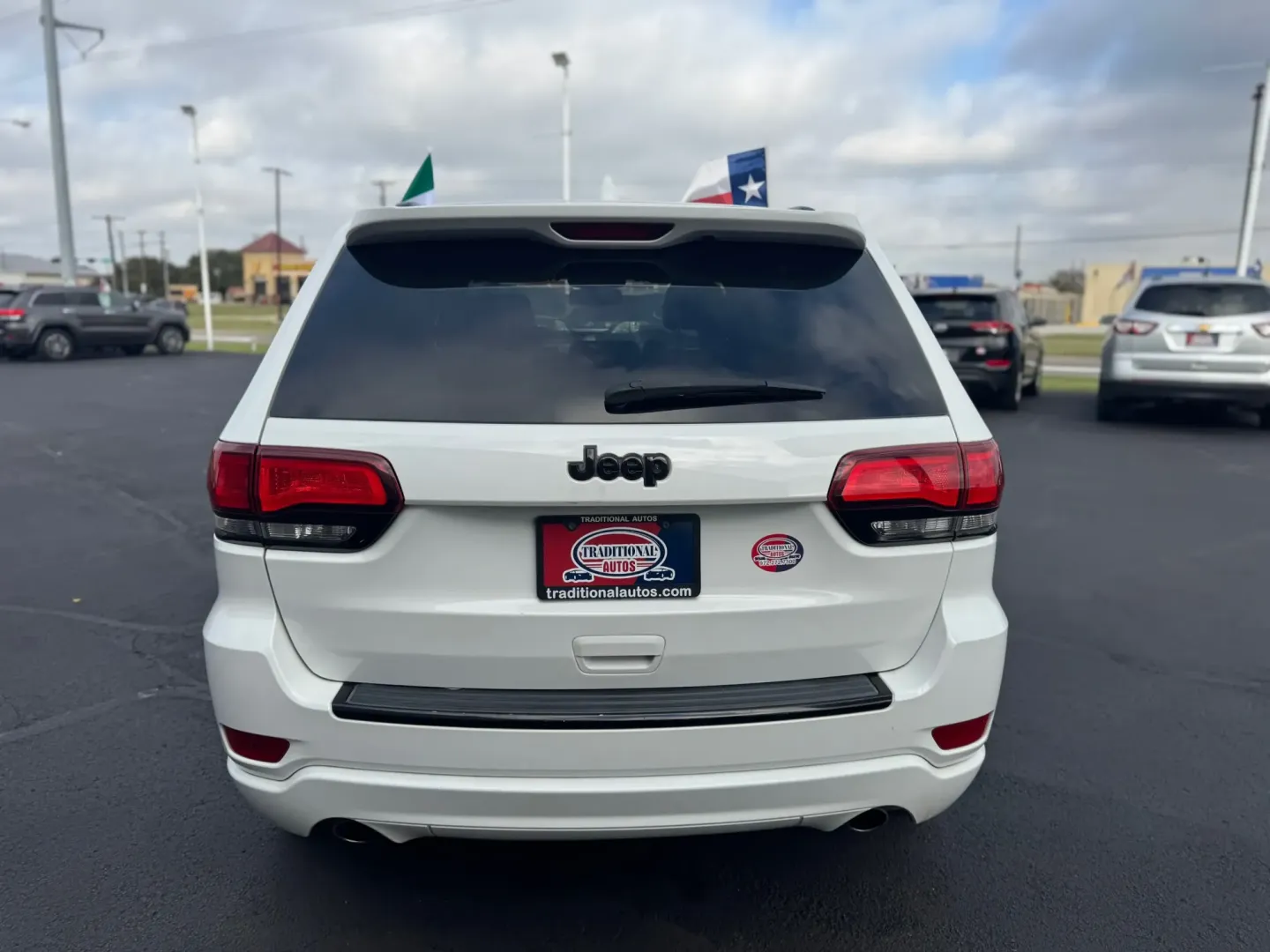 2015 Jeep Grand Cherokee Laredo 2WD (1C4RJEAG5FC) with an 3.6L V6 DOHC 24V engine, 8-Speed Automatic transmission, located at 10740 Forest Lane, Dallas, TX, 75243, (972) 272-7300, 32.908588, -96.701813 - If you're seeking an adventure-ready SUV that combines style, comfort, and versatility, look no further than this stunning 2015 Jeep Grand Cherokee, available now at Traditional Autos in Dallas, TX. With its robust 3.6L V6 engine and spacious interior, this pre-owned vehicle is perfect for families, - Photo#3