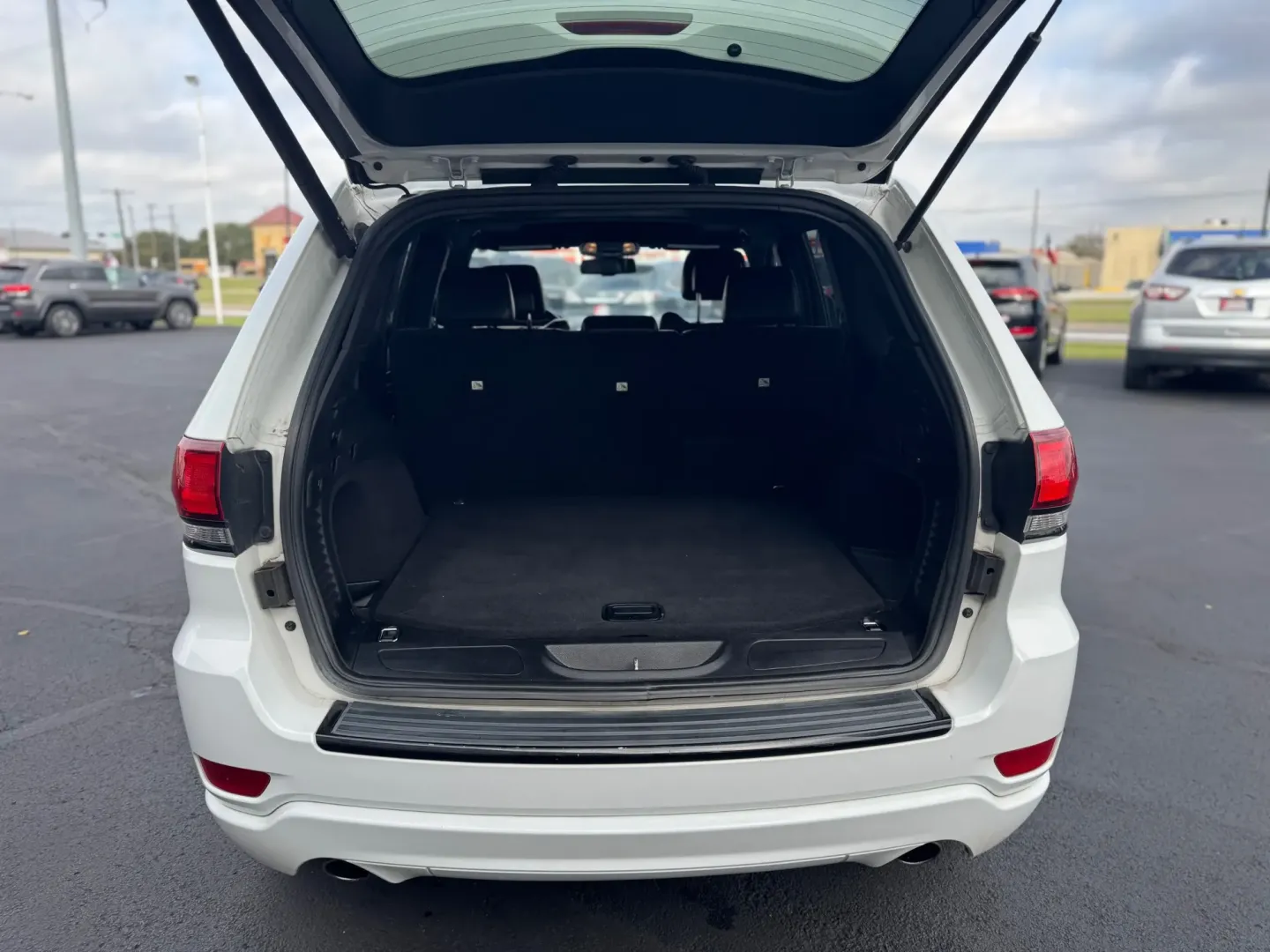2015 Jeep Grand Cherokee Laredo 2WD (1C4RJEAG5FC) with an 3.6L V6 DOHC 24V engine, 8-Speed Automatic transmission, located at 10740 Forest Lane, Dallas, TX, 75243, (972) 272-7300, 32.908588, -96.701813 - If you're seeking an adventure-ready SUV that combines style, comfort, and versatility, look no further than this stunning 2015 Jeep Grand Cherokee, available now at Traditional Autos in Dallas, TX. With its robust 3.6L V6 engine and spacious interior, this pre-owned vehicle is perfect for families, - Photo#4