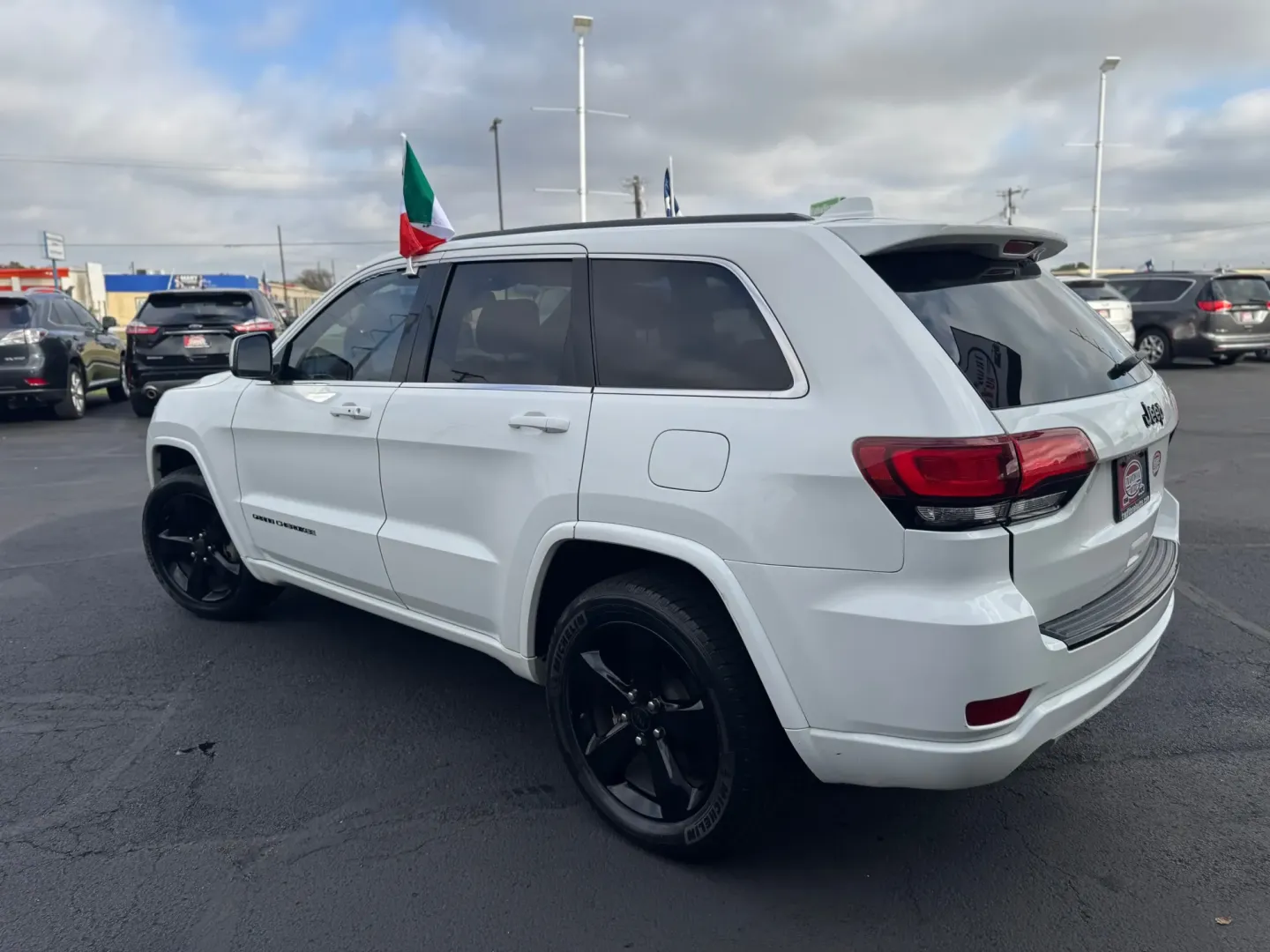 2015 Jeep Grand Cherokee Laredo 2WD (1C4RJEAG5FC) with an 3.6L V6 DOHC 24V engine, 8-Speed Automatic transmission, located at 10740 Forest Lane, Dallas, TX, 75243, (972) 272-7300, 32.908588, -96.701813 - If you're seeking an adventure-ready SUV that combines style, comfort, and versatility, look no further than this stunning 2015 Jeep Grand Cherokee, available now at Traditional Autos in Dallas, TX. With its robust 3.6L V6 engine and spacious interior, this pre-owned vehicle is perfect for families, - Photo#5