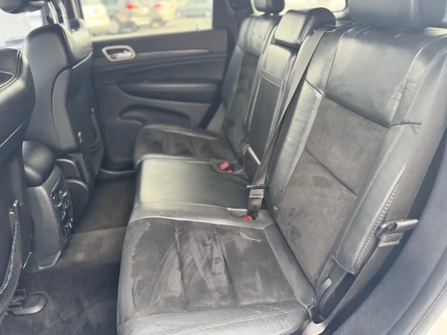 2015 Jeep Grand Cherokee Laredo 2WD (1C4RJEAG5FC) with an 3.6L V6 DOHC 24V engine, 8-Speed Automatic transmission, located at 10740 Forest Lane, Dallas, TX, 75243, (972) 272-7300, 32.908588, -96.701813 - If you're seeking an adventure-ready SUV that combines style, comfort, and versatility, look no further than this stunning 2015 Jeep Grand Cherokee, available now at Traditional Autos in Dallas, TX. With its robust 3.6L V6 engine and spacious interior, this pre-owned vehicle is perfect for families, - Photo#6