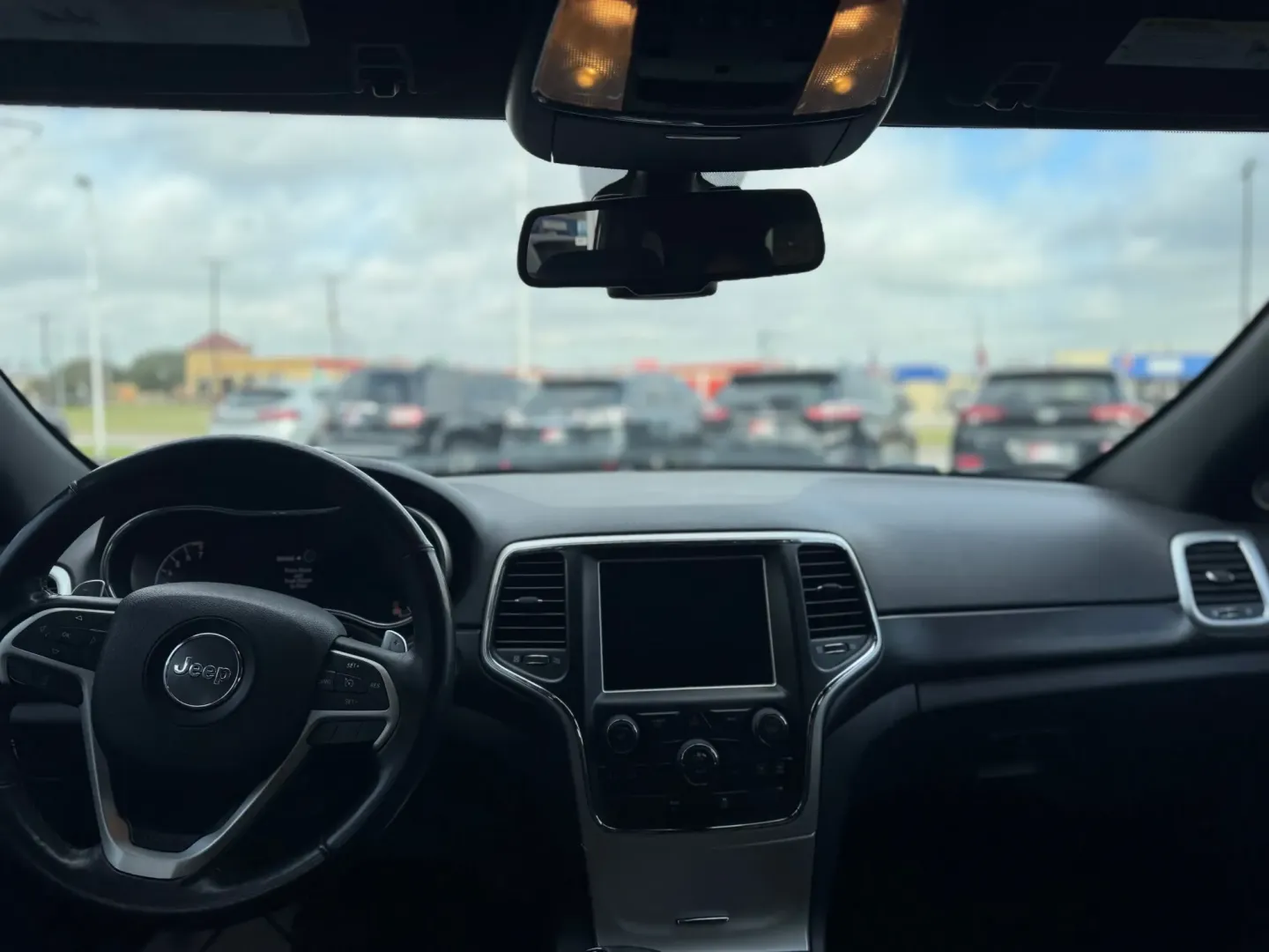 2015 Jeep Grand Cherokee Laredo 2WD (1C4RJEAG5FC) with an 3.6L V6 DOHC 24V engine, 8-Speed Automatic transmission, located at 10740 Forest Lane, Dallas, TX, 75243, (972) 272-7300, 32.908588, -96.701813 - If you're seeking an adventure-ready SUV that combines style, comfort, and versatility, look no further than this stunning 2015 Jeep Grand Cherokee, available now at Traditional Autos in Dallas, TX. With its robust 3.6L V6 engine and spacious interior, this pre-owned vehicle is perfect for families, - Photo#7