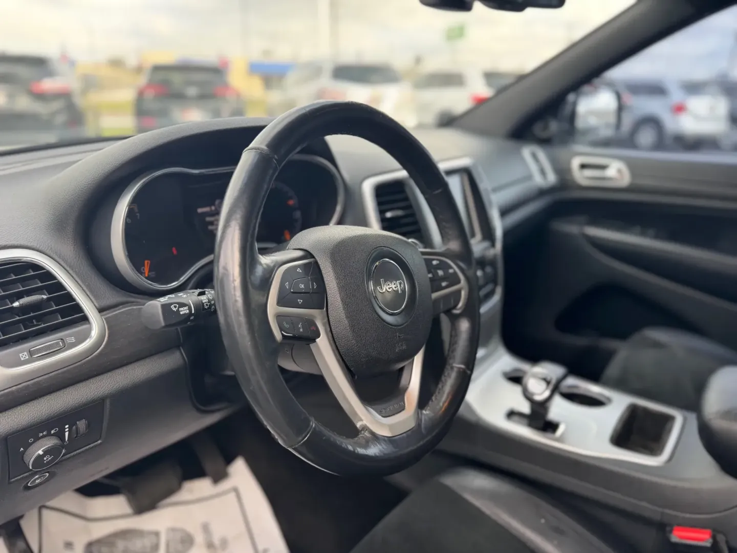 2015 Jeep Grand Cherokee Laredo 2WD (1C4RJEAG5FC) with an 3.6L V6 DOHC 24V engine, 8-Speed Automatic transmission, located at 10740 Forest Lane, Dallas, TX, 75243, (972) 272-7300, 32.908588, -96.701813 - If you're seeking an adventure-ready SUV that combines style, comfort, and versatility, look no further than this stunning 2015 Jeep Grand Cherokee, available now at Traditional Autos in Dallas, TX. With its robust 3.6L V6 engine and spacious interior, this pre-owned vehicle is perfect for families, - Photo#8