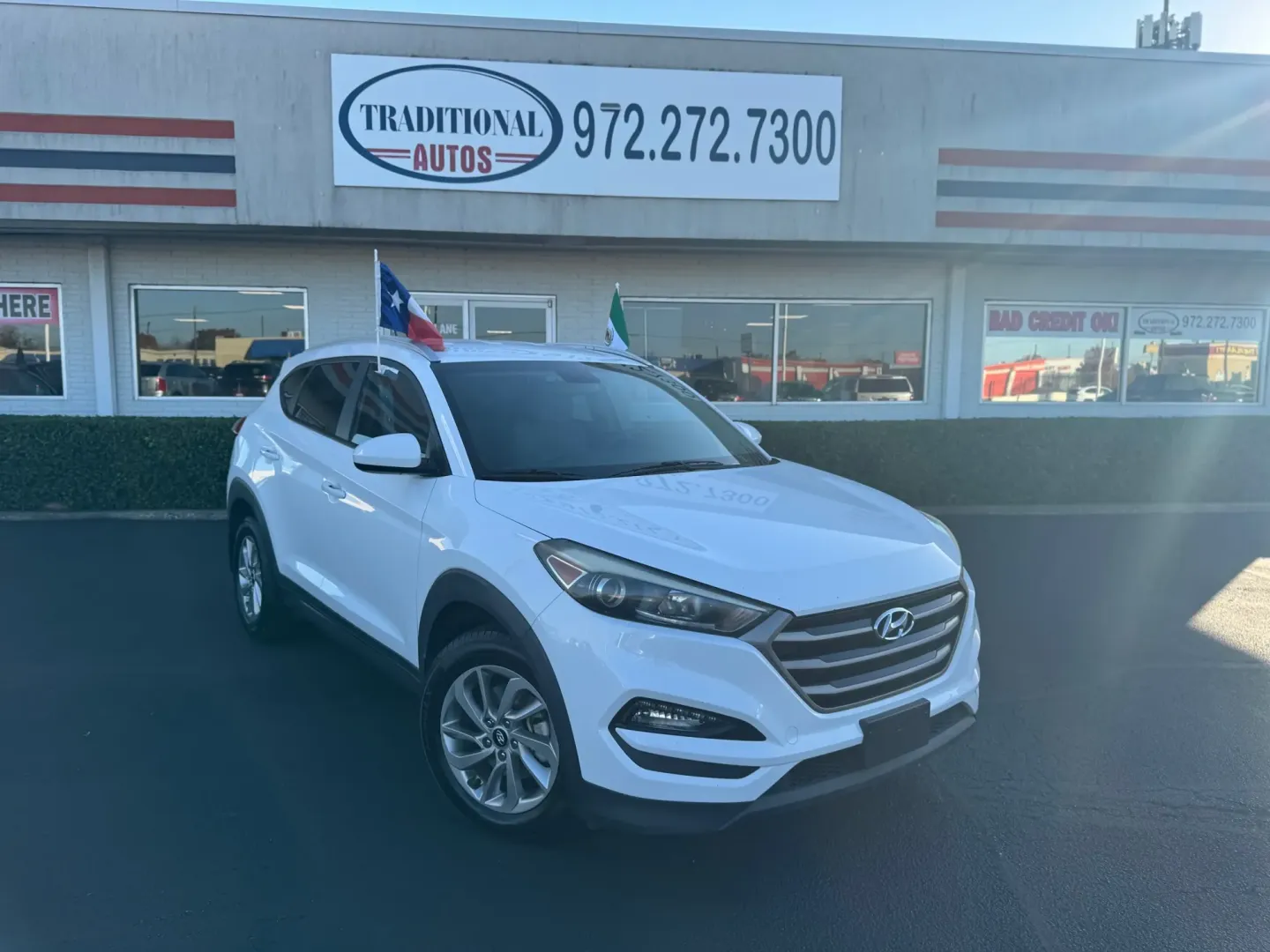 2016 Hyundai Tucson SE w/Preferred Package (KM8J33A43GU) with an 2.0L L4 DOHC 16V engine, 6A transmission, located at 10740 Forest Lane, Dallas, TX, 75243, (972) 272-7300, 32.908588, -96.701813 - Looking for the perfect SUV to elevate your weekend adventures or make daily commutes a breeze? Look no further! At Traditional Autos, located at 10740 Forest Lane, Dallas, TX 75243, we proudly offer a standout 2016 Hyundai Tucson that seamlessly blends comfort, style, and reliability. This pre-owne - Photo#0