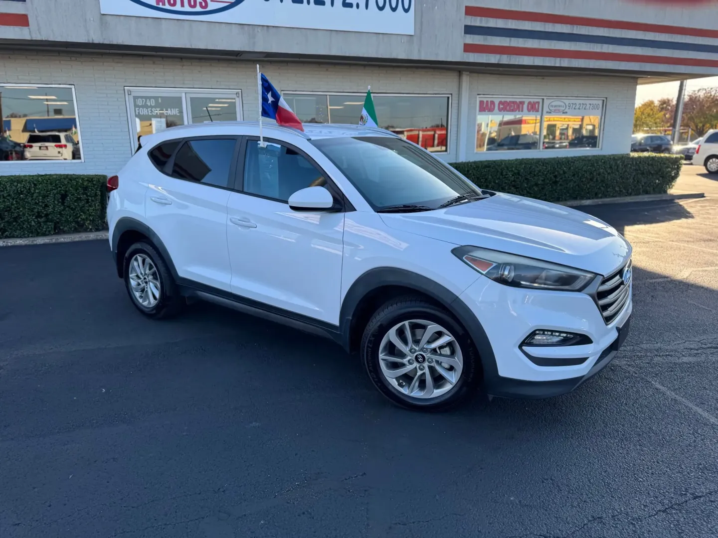 2016 Hyundai Tucson SE w/Preferred Package (KM8J33A43GU) with an 2.0L L4 DOHC 16V engine, 6A transmission, located at 10740 Forest Lane, Dallas, TX, 75243, (972) 272-7300, 32.908588, -96.701813 - Looking for the perfect SUV to elevate your weekend adventures or make daily commutes a breeze? Look no further! At Traditional Autos, located at 10740 Forest Lane, Dallas, TX 75243, we proudly offer a standout 2016 Hyundai Tucson that seamlessly blends comfort, style, and reliability. This pre-owne - Photo#1