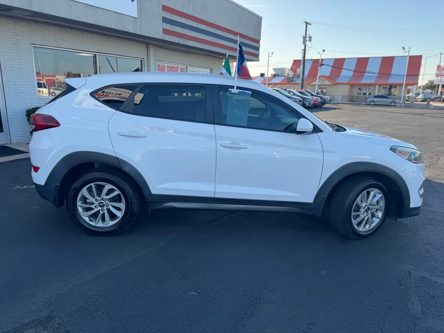 2016 Hyundai Tucson SE w/Preferred Package (KM8J33A43GU) with an 2.0L L4 DOHC 16V engine, 6A transmission, located at 10740 Forest Lane, Dallas, TX, 75243, (972) 272-7300, 32.908588, -96.701813 - Looking for the perfect SUV to elevate your weekend adventures or make daily commutes a breeze? Look no further! At Traditional Autos, located at 10740 Forest Lane, Dallas, TX 75243, we proudly offer a standout 2016 Hyundai Tucson that seamlessly blends comfort, style, and reliability. This pre-owne - Photo#2