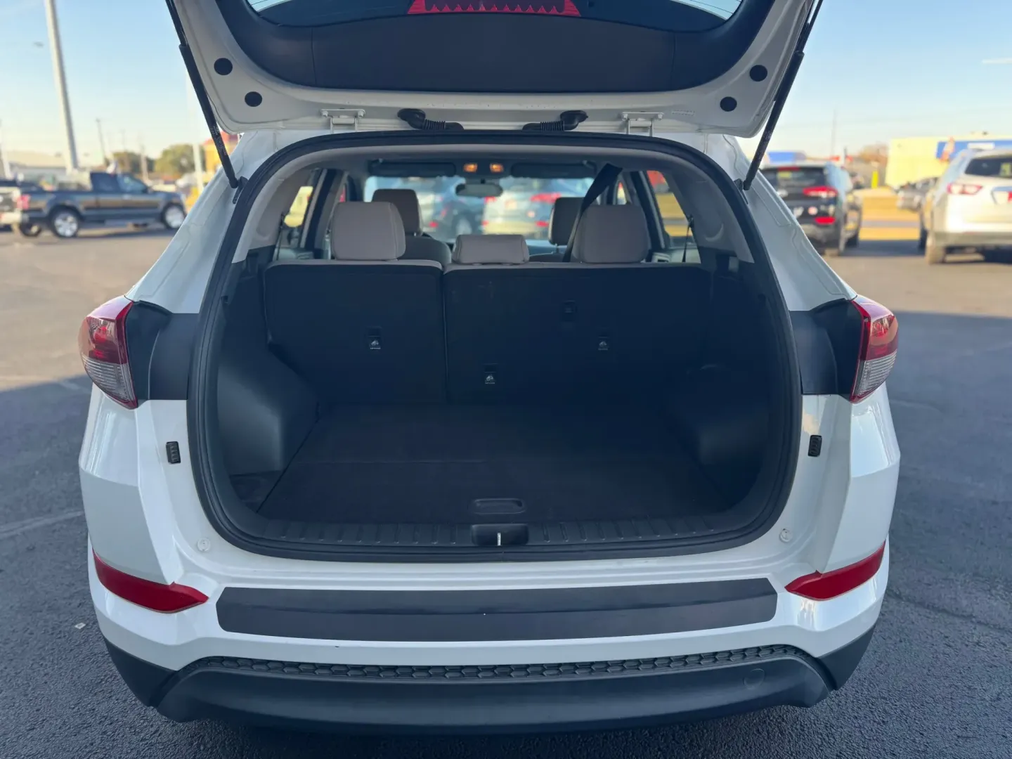 2016 Hyundai Tucson SE w/Preferred Package (KM8J33A43GU) with an 2.0L L4 DOHC 16V engine, 6A transmission, located at 10740 Forest Lane, Dallas, TX, 75243, (972) 272-7300, 32.908588, -96.701813 - Looking for the perfect SUV to elevate your weekend adventures or make daily commutes a breeze? Look no further! At Traditional Autos, located at 10740 Forest Lane, Dallas, TX 75243, we proudly offer a standout 2016 Hyundai Tucson that seamlessly blends comfort, style, and reliability. This pre-owne - Photo#4