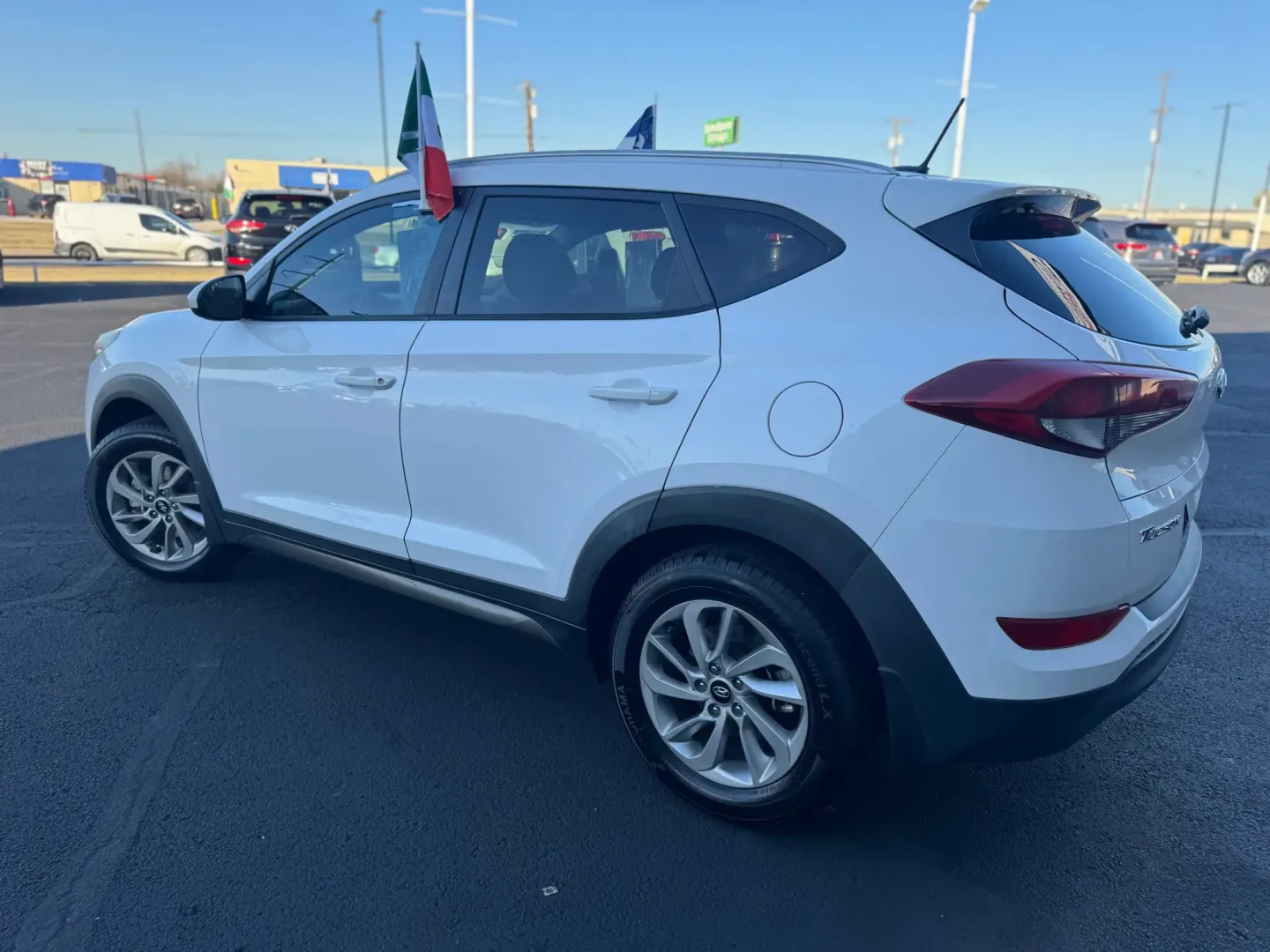2016 Hyundai Tucson SE w/Preferred Package (KM8J33A43GU) with an 2.0L L4 DOHC 16V engine, 6A transmission, located at 10740 Forest Lane, Dallas, TX, 75243, (972) 272-7300, 32.908588, -96.701813 - Looking for the perfect SUV to elevate your weekend adventures or make daily commutes a breeze? Look no further! At Traditional Autos, located at 10740 Forest Lane, Dallas, TX 75243, we proudly offer a standout 2016 Hyundai Tucson that seamlessly blends comfort, style, and reliability. This pre-owne - Photo#5