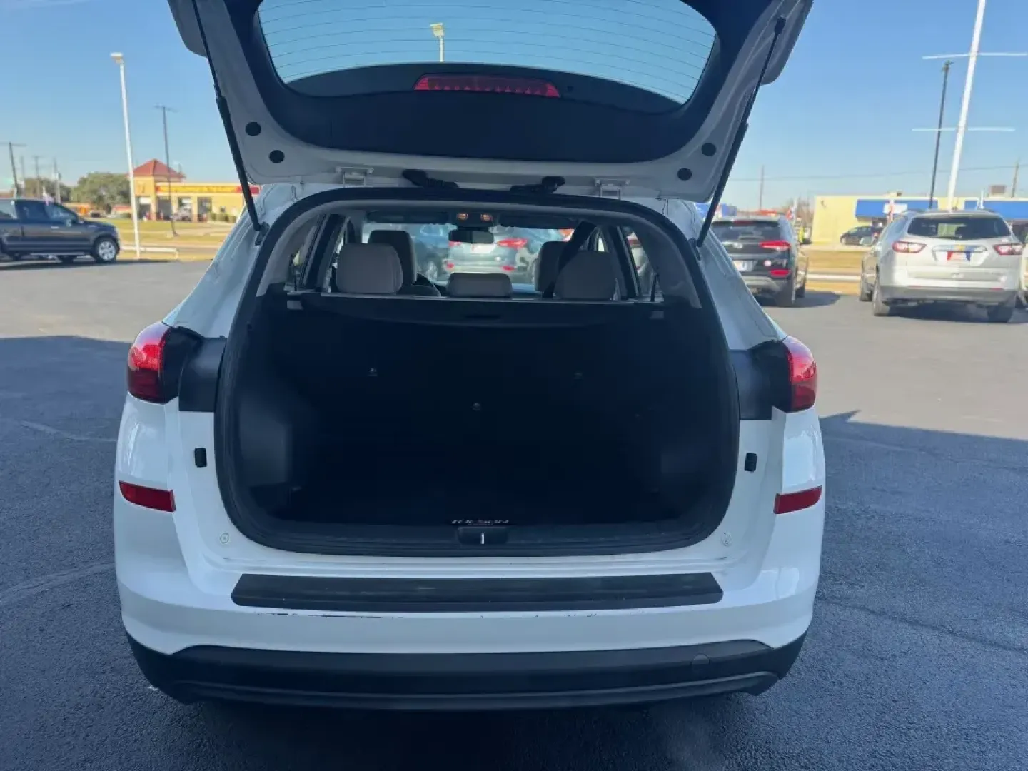 2021 Hyundai Tucson SE (KM8J23A44MU) with an 2.0L L4 DOHC 16V engine, 6A transmission, located at 10740 Forest Lane, Dallas, TX, 75243, (972) 272-7300, 32.908588, -96.701813 - Are you ready to elevate your daily commute or weekend adventures? Discover the perfect blend of style, comfort, and reliability with this pristine 2021 Hyundai Tucson, now available at Traditional Autos in Dallas, TX. Located at 10740 Forest Lane, Dallas, TX 75243, our pre-owned dealership speciali - Photo#4