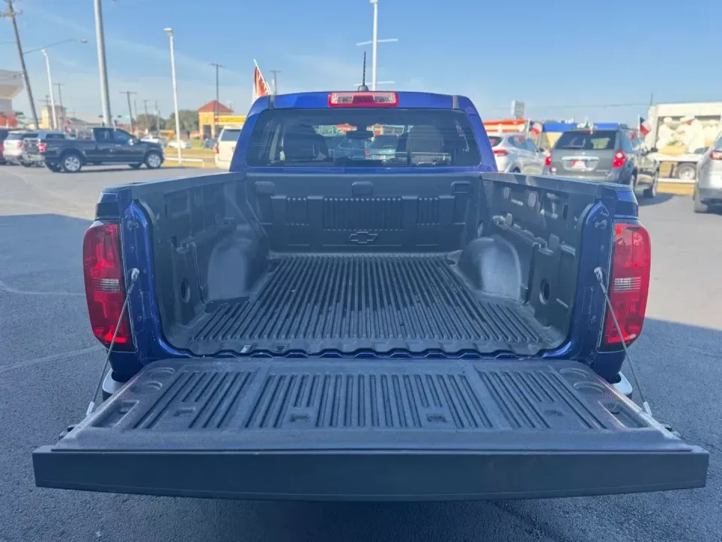 2016 Chevrolet Colorado LT Crew Cab 2WD Long Box (1GCGSCE31G1) with an 3.6L V6 DOHC 24V GAS engine, 6A transmission, located at 10740 Forest Lane, Dallas, TX, 75243, (972) 272-7300, 32.908588, -96.701813 - **Unleash Adventure with the 2016 Chevrolet Colorado at Traditional Autos!**<br /> <br /> Are you ready to elevate your lifestyle with a reliable and robust vehicle? The 2016 Chevrolet Colorado is your ticket to weekend adventures, daily commutes, and everything in between. This crew cab pickup, wit - Photo#4
