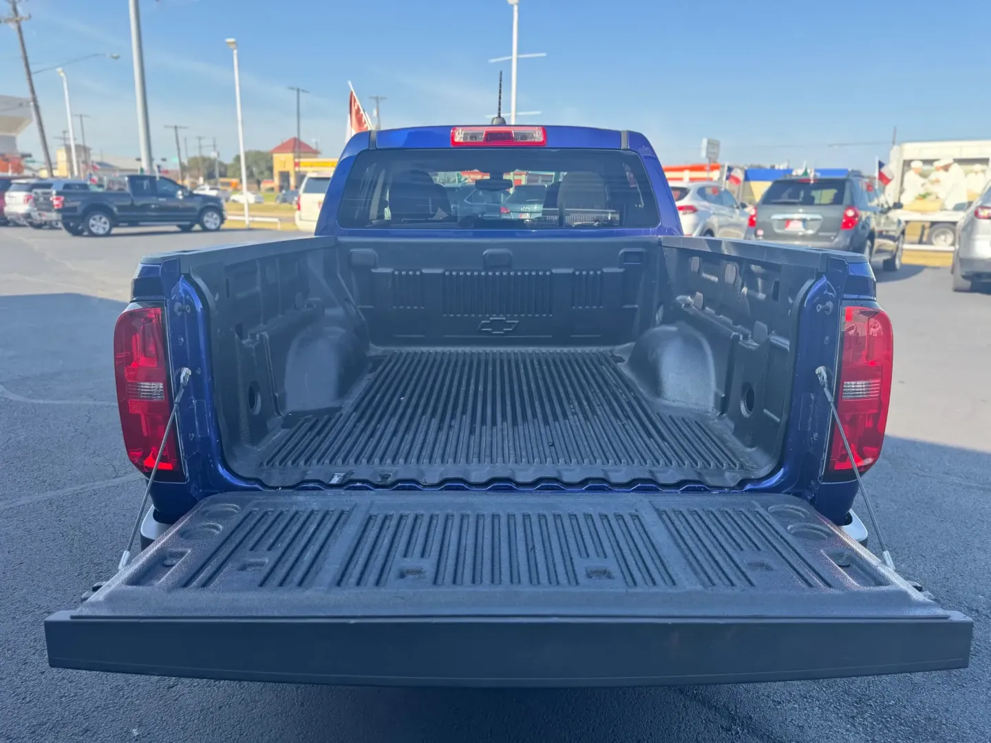 2016 Chevrolet Colorado LT Crew Cab 2WD Long Box (1GCGSCE31G1) with an 3.6L V6 DOHC 24V GAS engine, 6A transmission, located at 10740 Forest Lane, Dallas, TX, 75243, (972) 272-7300, 32.908588, -96.701813 - **Unleash Adventure with the 2016 Chevrolet Colorado at Traditional Autos!**<br /> <br /> Are you ready to elevate your lifestyle with a reliable and robust vehicle? The 2016 Chevrolet Colorado is your ticket to weekend adventures, daily commutes, and everything in between. This crew cab pickup, wit - Photo#4