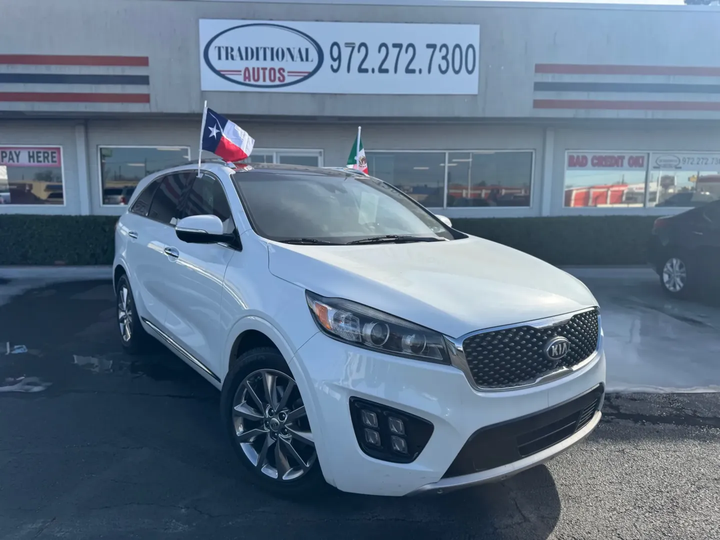 2017 Kia Sorento Limited V6 2WD (5XYPK4A56HG) with an 3.3L V6 DOHC 24V engine, 6A transmission, located at 10740 Forest Lane, Dallas, TX, 75243, (972) 272-7300, 32.908588, -96.701813 - **Adventure Awaits with the 2017 Kia Sorento Your Ideal Family SUV!**<br /> <br /> Are you ready to embark on exciting family adventures, or perhaps streamline your daily commute in style? Look no further than this stunning 2017 Kia Sorento, now available at Traditional Autos in Dallas, TX. With it - Photo#0