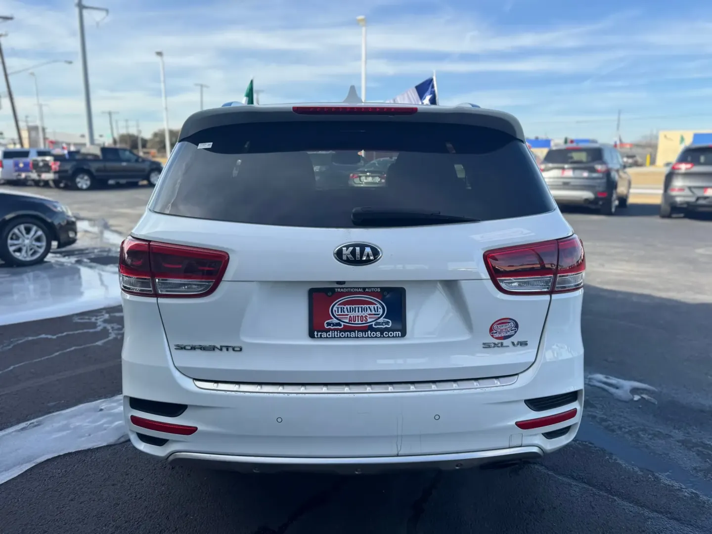 2017 Kia Sorento Limited V6 2WD (5XYPK4A56HG) with an 3.3L V6 DOHC 24V engine, 6A transmission, located at 10740 Forest Lane, Dallas, TX, 75243, (972) 272-7300, 32.908588, -96.701813 - **Adventure Awaits with the 2017 Kia Sorento Your Ideal Family SUV!**<br /> <br /> Are you ready to embark on exciting family adventures, or perhaps streamline your daily commute in style? Look no further than this stunning 2017 Kia Sorento, now available at Traditional Autos in Dallas, TX. With it - Photo#2