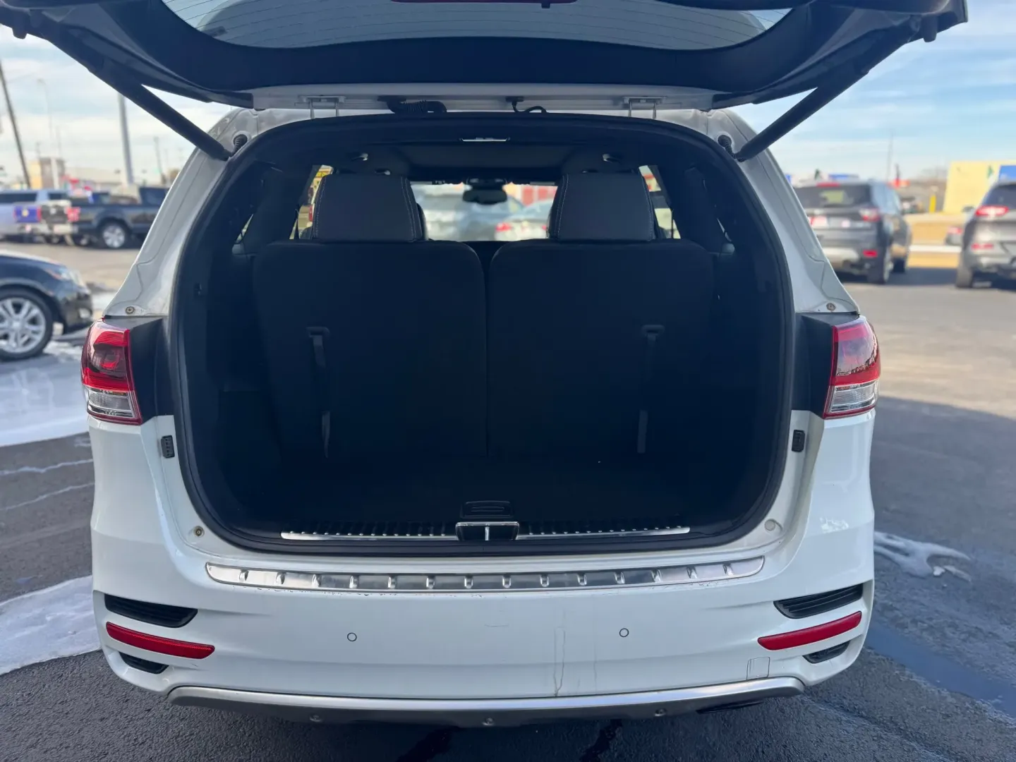 2017 Kia Sorento Limited V6 2WD (5XYPK4A56HG) with an 3.3L V6 DOHC 24V engine, 6A transmission, located at 10740 Forest Lane, Dallas, TX, 75243, (972) 272-7300, 32.908588, -96.701813 - **Adventure Awaits with the 2017 Kia Sorento Your Ideal Family SUV!**<br /> <br /> Are you ready to embark on exciting family adventures, or perhaps streamline your daily commute in style? Look no further than this stunning 2017 Kia Sorento, now available at Traditional Autos in Dallas, TX. With it - Photo#3