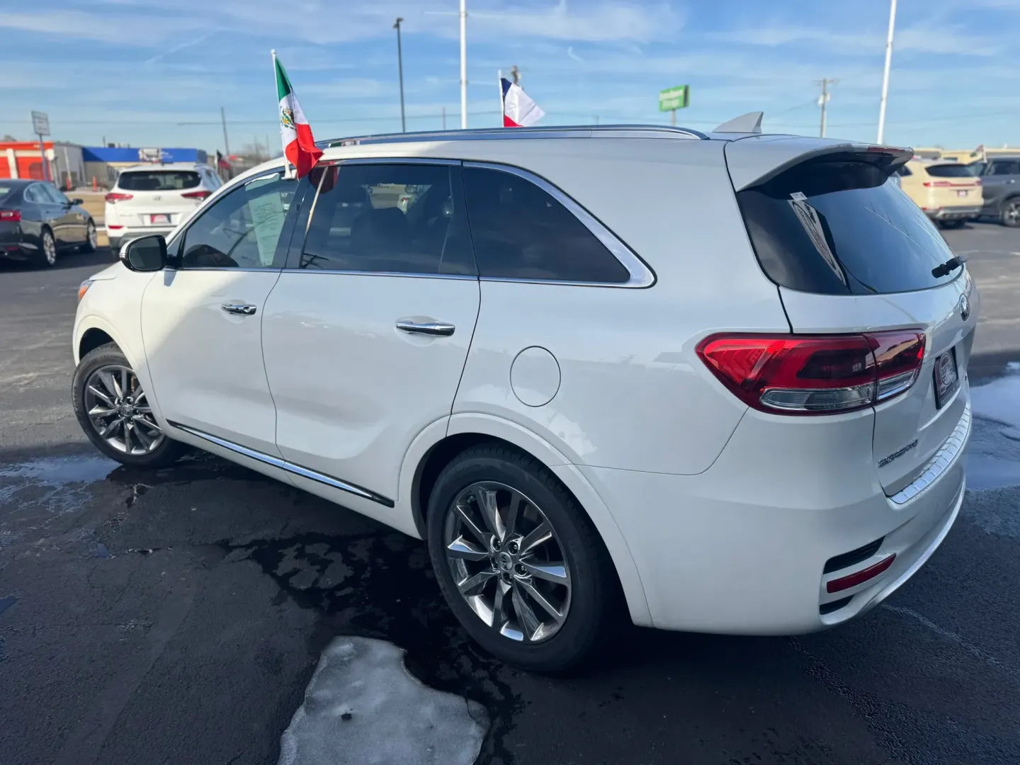 2017 Kia Sorento Limited V6 2WD (5XYPK4A56HG) with an 3.3L V6 DOHC 24V engine, 6A transmission, located at 10740 Forest Lane, Dallas, TX, 75243, (972) 272-7300, 32.908588, -96.701813 - **Adventure Awaits with the 2017 Kia Sorento Your Ideal Family SUV!**<br /> <br /> Are you ready to embark on exciting family adventures, or perhaps streamline your daily commute in style? Look no further than this stunning 2017 Kia Sorento, now available at Traditional Autos in Dallas, TX. With it - Photo#5