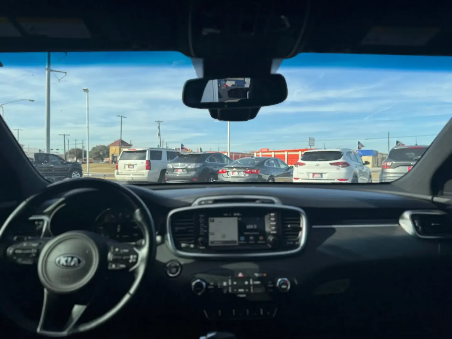 2017 Kia Sorento Limited V6 2WD (5XYPK4A56HG) with an 3.3L V6 DOHC 24V engine, 6A transmission, located at 10740 Forest Lane, Dallas, TX, 75243, (972) 272-7300, 32.908588, -96.701813 - **Adventure Awaits with the 2017 Kia Sorento Your Ideal Family SUV!**<br /> <br /> Are you ready to embark on exciting family adventures, or perhaps streamline your daily commute in style? Look no further than this stunning 2017 Kia Sorento, now available at Traditional Autos in Dallas, TX. With it - Photo#7