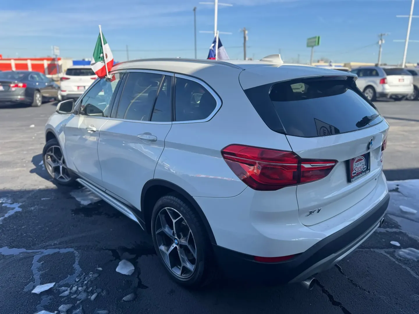 2018 BMW X1 sDrive28i (WBXHU7C33J5) with an 2.0L L4 DOHC 16V engine, 8A transmission, located at 10740 Forest Lane, Dallas, TX, 75243, (972) 272-7300, 32.908588, -96.701813 - ### Discover Your Next Adventure with the 2018 BMW X1 at Traditional Autos!<br /> <br /> Finding the perfect vehicle that aligns with your lifestyle can feel daunting, but your search ends here! At Traditional Autos, located at 10740 Forest Lane, Dallas, TX 75243, we proudly present an exceptional o - Photo#3