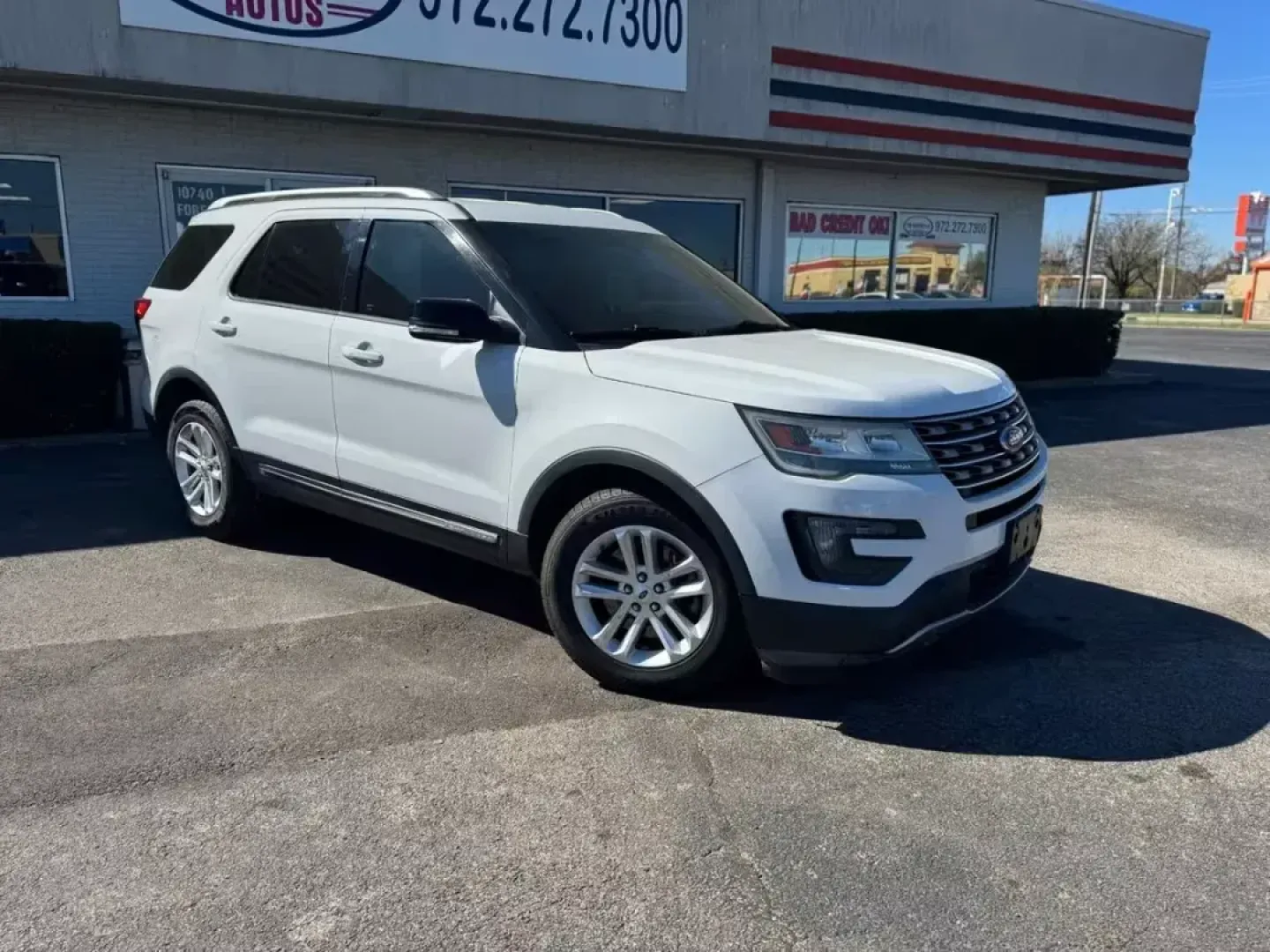2016 WHITE Ford Explorer XLT FWD (1FM5K7D87GG) with an 3.5L V6 DOHC 24V engine, 6-Speed Automatic transmission, located at 10740 Forest Lane, Dallas, TX, 75243, (972) 272-7300, 32.908588, -96.701813 - **Explore New Adventures with the 2016 Ford Explorer XLT Perfect for Growing Families!**<br /> <br /> Are you ready to take on the world with your family? The 2016 Ford Explorer XLT is your ideal companion for creating unforgettable memories, whether you're off on a weekend adventure or navigating - Photo#2