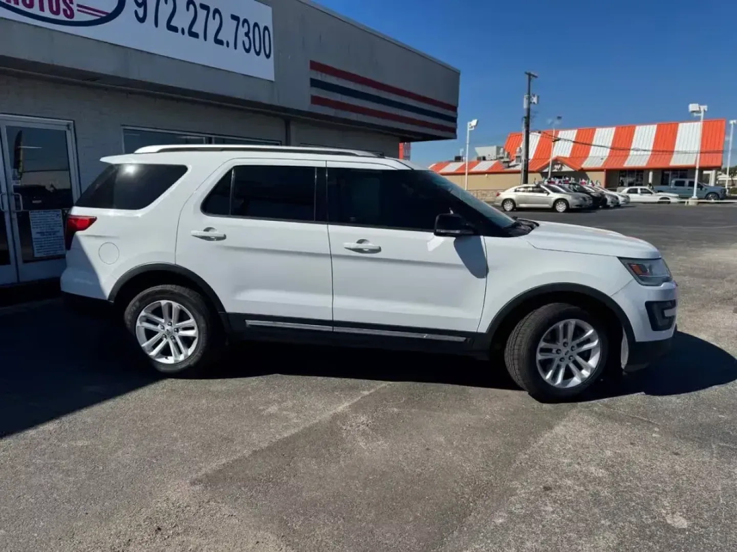 2016 WHITE Ford Explorer XLT FWD (1FM5K7D87GG) with an 3.5L V6 DOHC 24V engine, 6-Speed Automatic transmission, located at 10740 Forest Lane, Dallas, TX, 75243, (972) 272-7300, 32.908588, -96.701813 - **Explore New Adventures with the 2016 Ford Explorer XLT Perfect for Growing Families!**<br /> <br /> Are you ready to take on the world with your family? The 2016 Ford Explorer XLT is your ideal companion for creating unforgettable memories, whether you're off on a weekend adventure or navigating - Photo#3