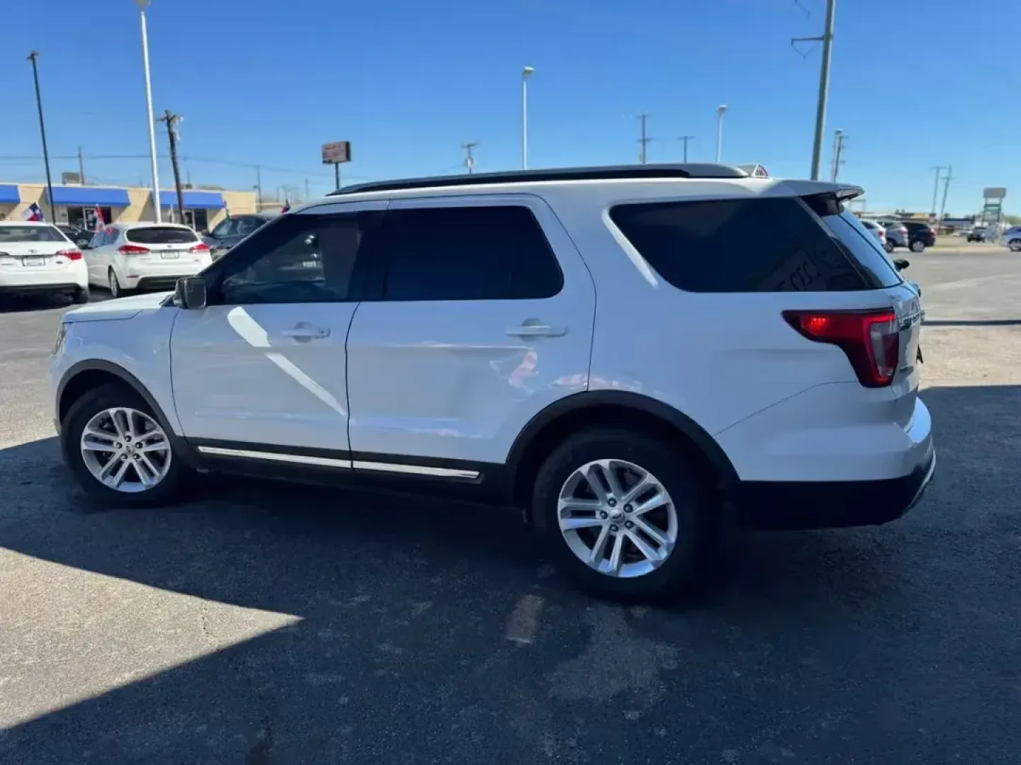 2016 WHITE Ford Explorer XLT FWD (1FM5K7D87GG) with an 3.5L V6 DOHC 24V engine, 6-Speed Automatic transmission, located at 10740 Forest Lane, Dallas, TX, 75243, (972) 272-7300, 32.908588, -96.701813 - **Explore New Adventures with the 2016 Ford Explorer XLT Perfect for Growing Families!**<br /> <br /> Are you ready to take on the world with your family? The 2016 Ford Explorer XLT is your ideal companion for creating unforgettable memories, whether you're off on a weekend adventure or navigating - Photo#4