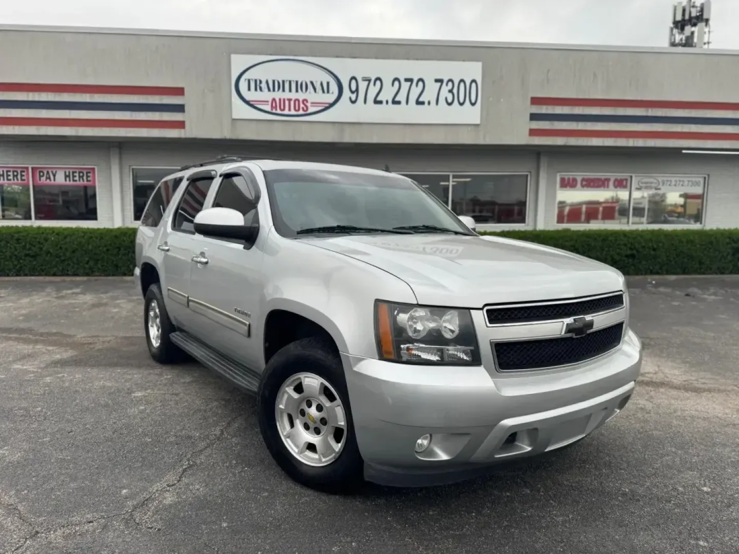 2013 SILVER Chevrolet Tahoe LT 4WD (1GNSKBE01DR) with an 5.3L V8 OHV 16V FFV engine, 6-Speed Automatic transmission, located at 10740 Forest Lane, Dallas, TX, 75243, (972) 272-7300, 32.908588, -96.701813 - **Adventure Awaits: Embrace the Road in a 2013 Chevrolet Tahoe LT 4WD**<br /> <br /> Are you ready to elevate your weekend excursions or family road trips with an SUV that combines power, comfort, and versatility? Look no further than this 2013 Chevrolet Tahoe LT 4WD, available now at Traditional Au - Photo#1
