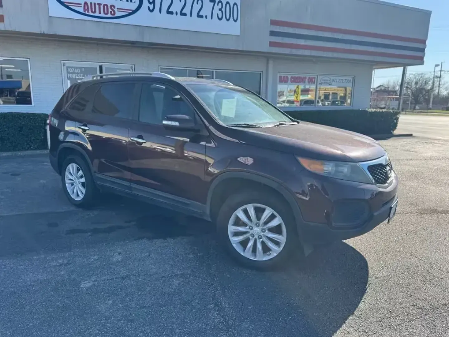 2011 MAROON Kia Sorento LX 2WD (5XYKT4A23BG) with an 3.5L V6 DOHC 24V engine, 6-Speed Automatic transmission, located at 10740 Forest Lane, Dallas, TX, 75243, (972) 272-7300, 32.908588, -96.701813 - Are you searching for a reliable, family-friendly SUV that fits seamlessly into your active lifestyle? Look no further than this 2011 Kia Sorento LX, now available at Traditional Autos in Dallas, TX. This remarkable pre-owned vehicle combines practicality, comfort, and style, making it the ideal cho - Photo#2