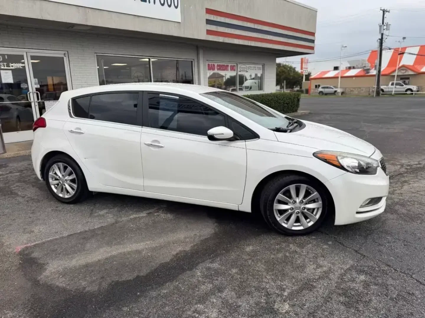 2015 WHITE Kia Forte 5-Door EX (KNAFX5A80F5) with an 2.0L L4 DOHC 16V engine, 6-Speed Automatic transmission, located at 10740 Forest Lane, Dallas, TX, 75243, (972) 272-7300, 32.908588, -96.701813 - Are you in the market for a reliable and affordable vehicle that can handle your daily commutes and weekend adventures alike? Look no further than this stunning 2015 Kia Forte 5-Door EX, available now at Traditional Autos in Dallas, TX. Perfect for growing families or budget-conscious buyers, this h - Photo#3